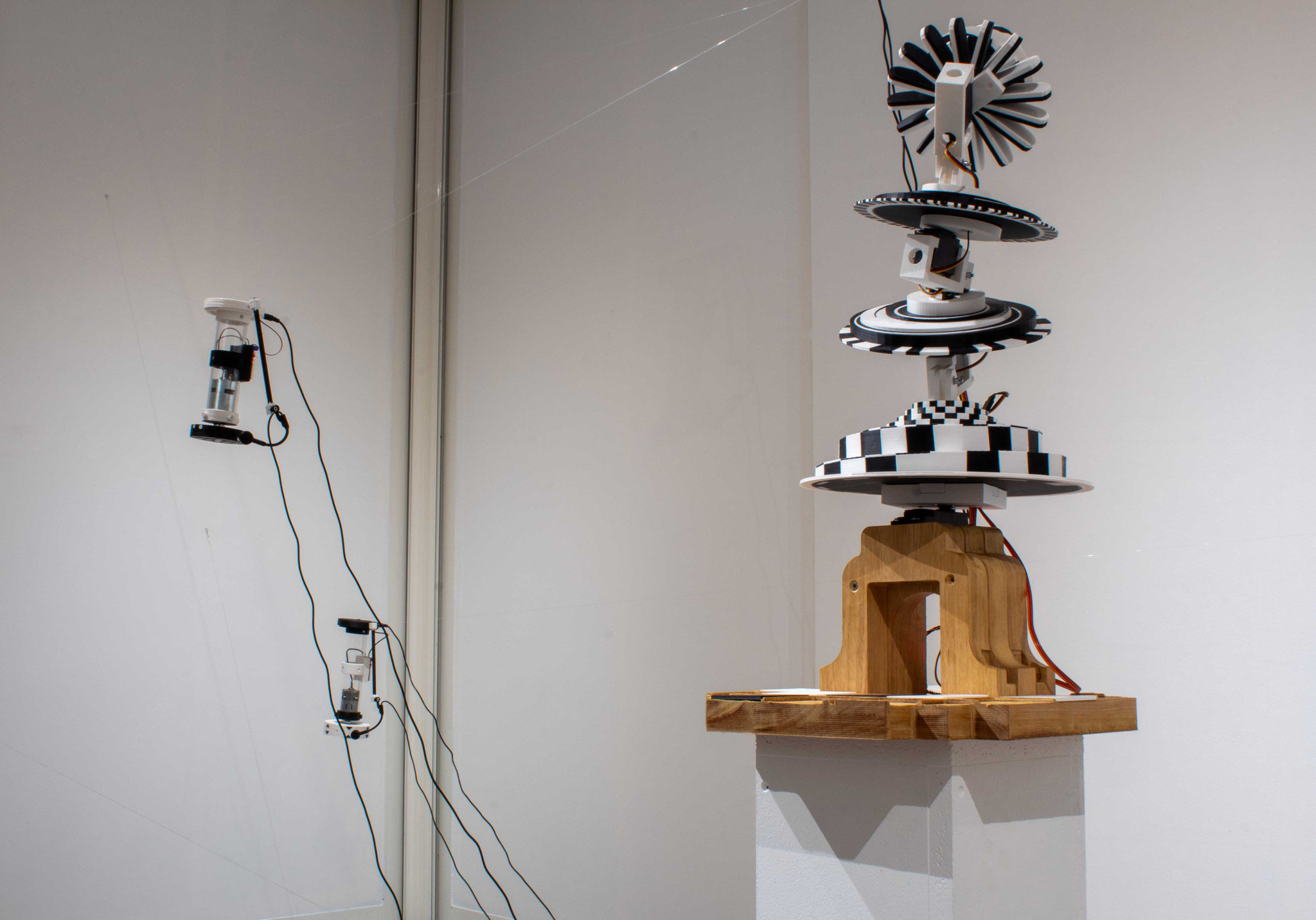 Vue de l'exposition Les flûtes et le fou du collectif Mille au carré