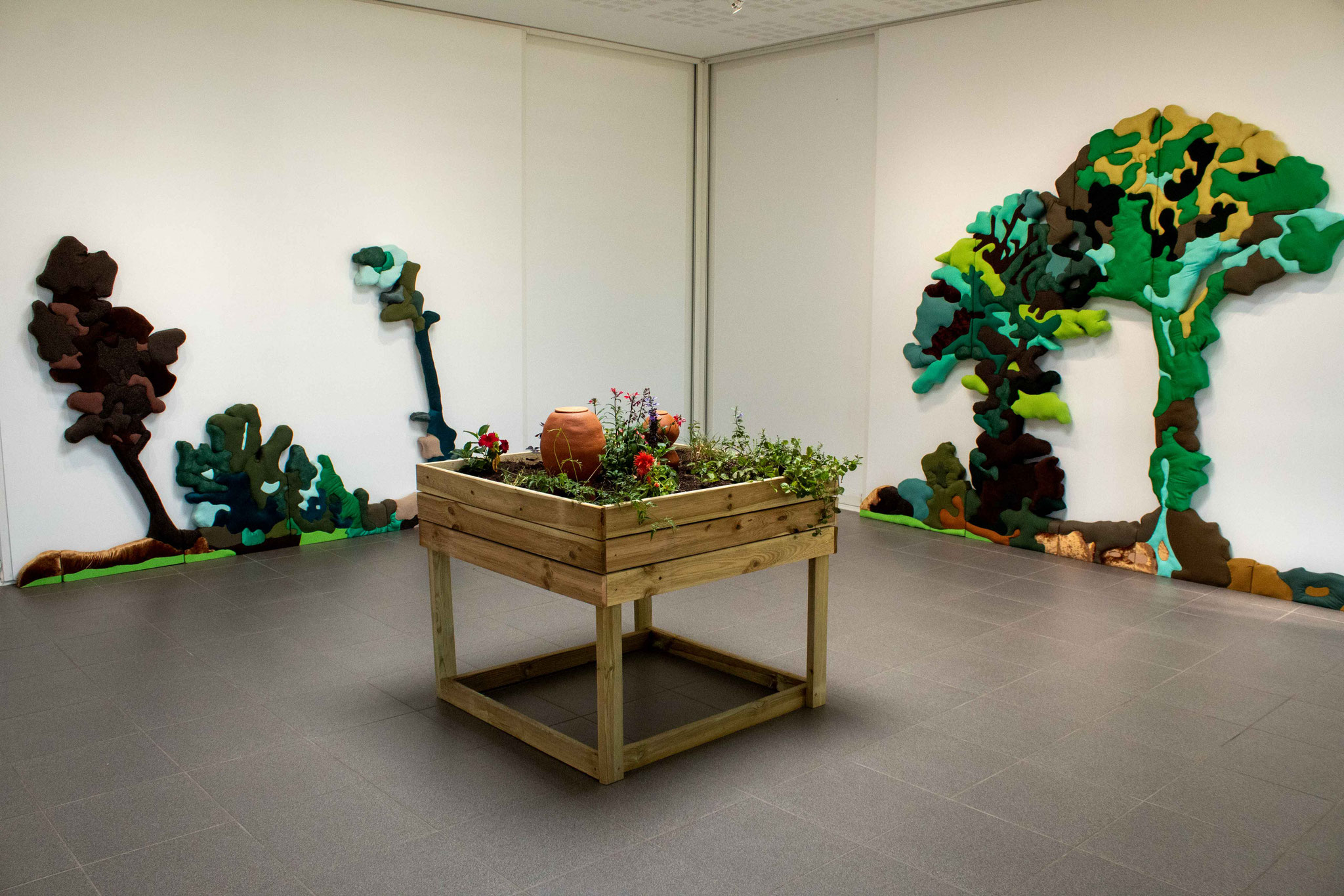 Vue de l'exposition Gwenn Mérel, La terre a-t-elle couvé ce jardin de couleurs ?