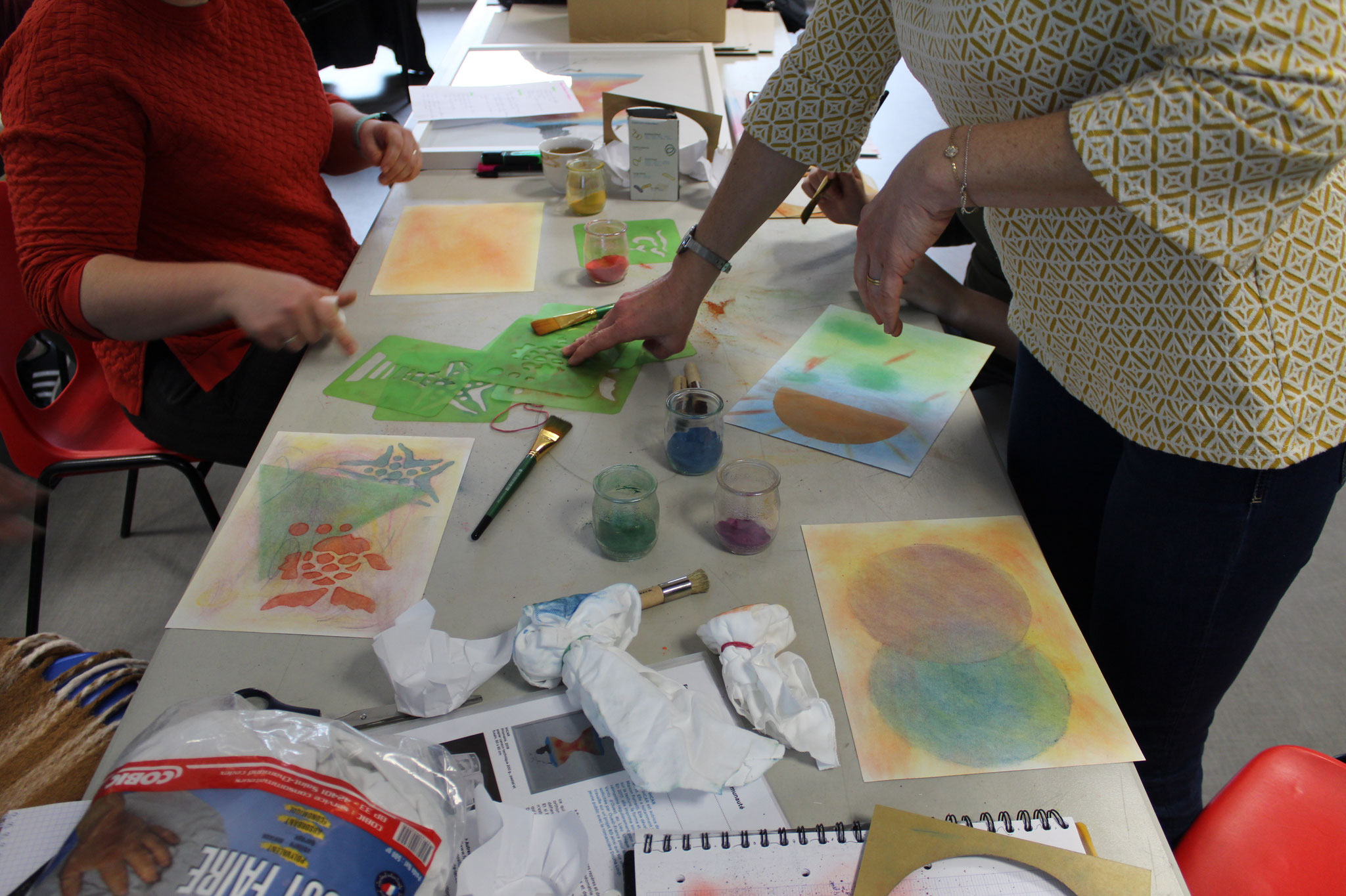 Le résultat : des formes géométriques, des formes figuratives, des couleurs, de la matière