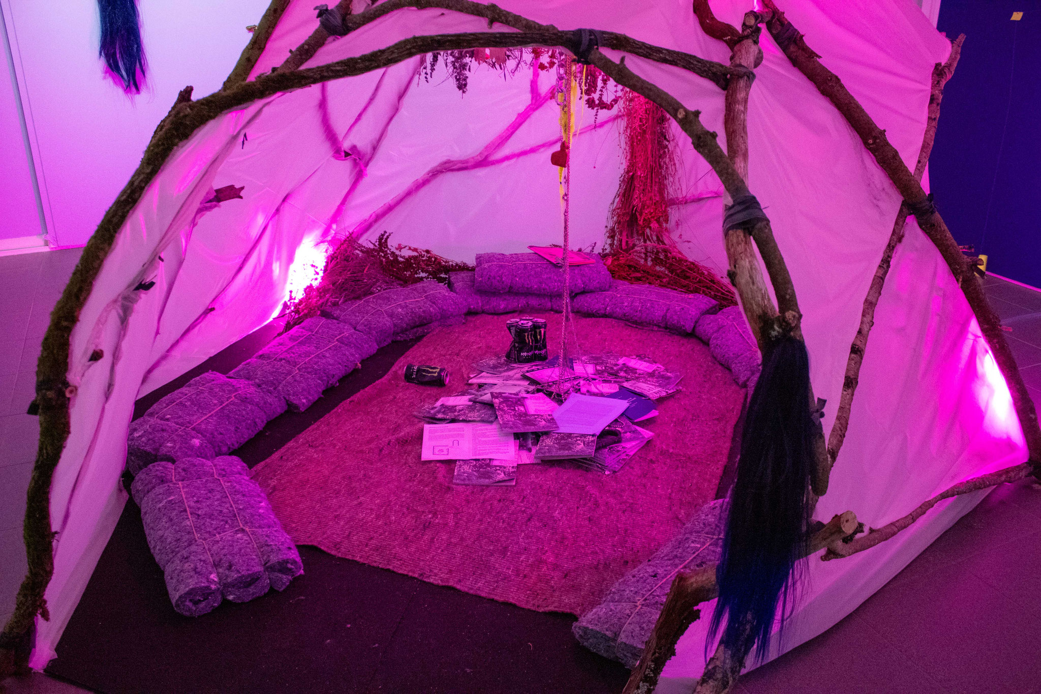 Refuge, cabane réalisée avec l’aide précieuse de Lucas Elzière et Camille Guitare, bois mort de la forêt du lac de Trémelin, chambre à air, bâches recyclées. Production L’aparté, 2023