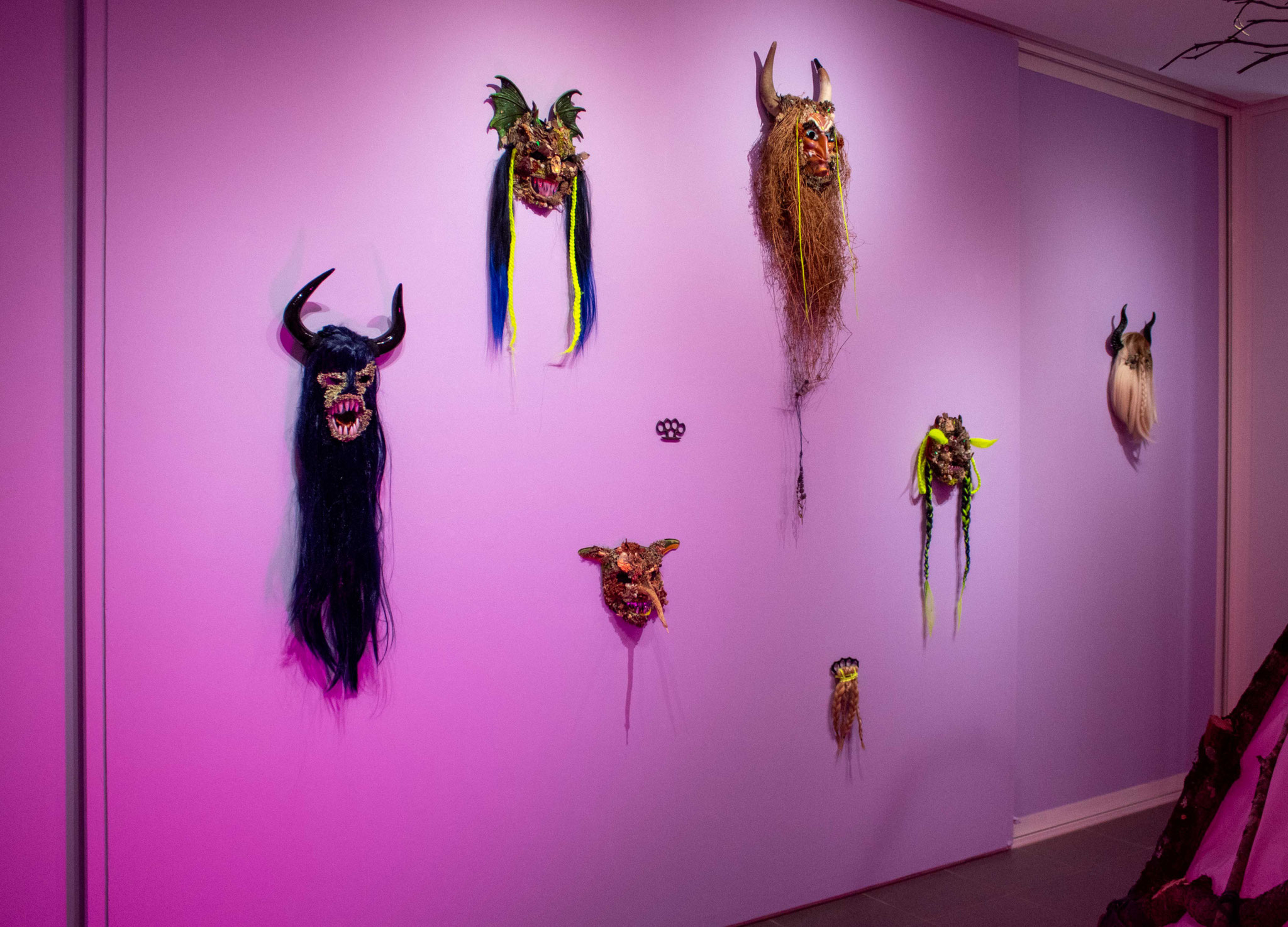 Les Guérillères, ensemble de masques, articles de fêtes, faux cheveux, faux ongles, strass, lichen, coquillages, végétaux séchés. Production L’aparté, 2023