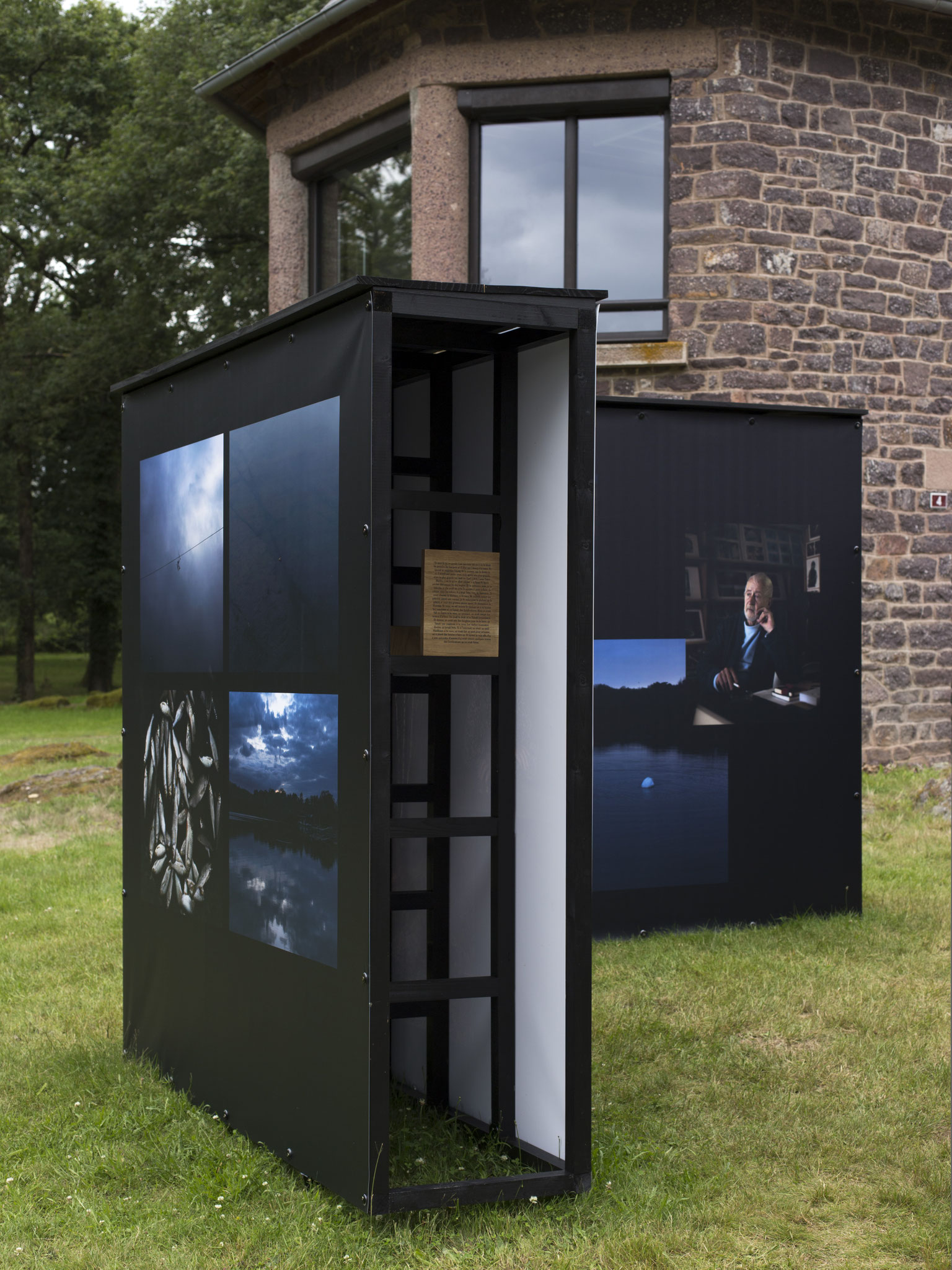 Vue de l'exposition "Alors que la nuit tombe". Photo : Maxime Voidy