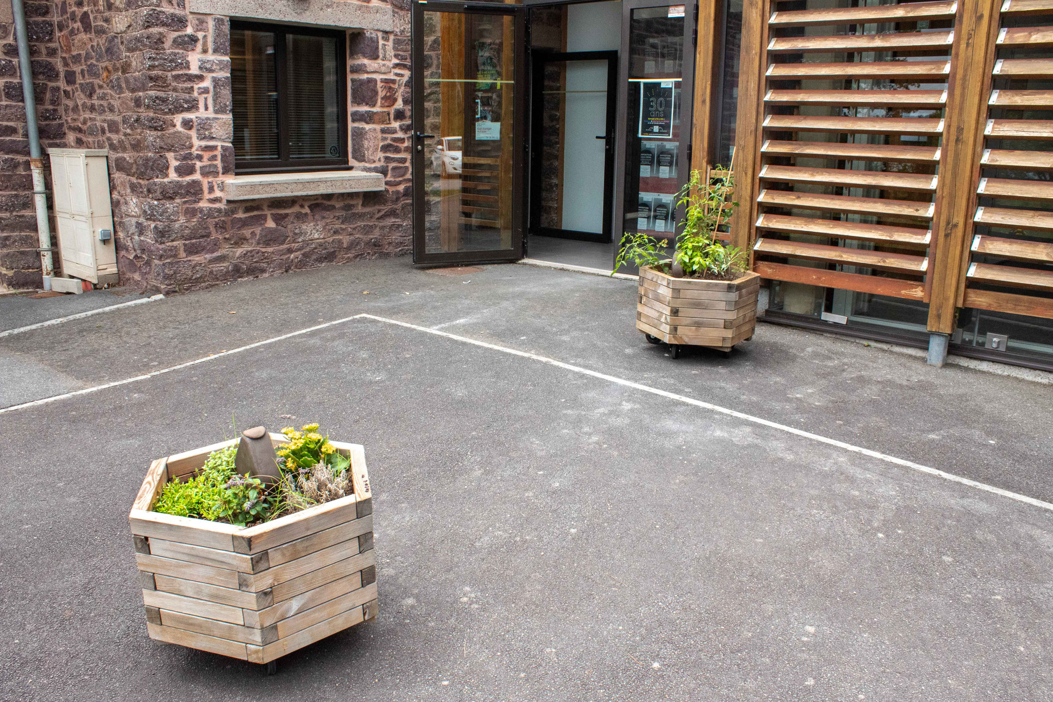 Oyas, sculpture en céramique, installation florale et carré potager, 2023 (Installation mobile). Production L'aparté