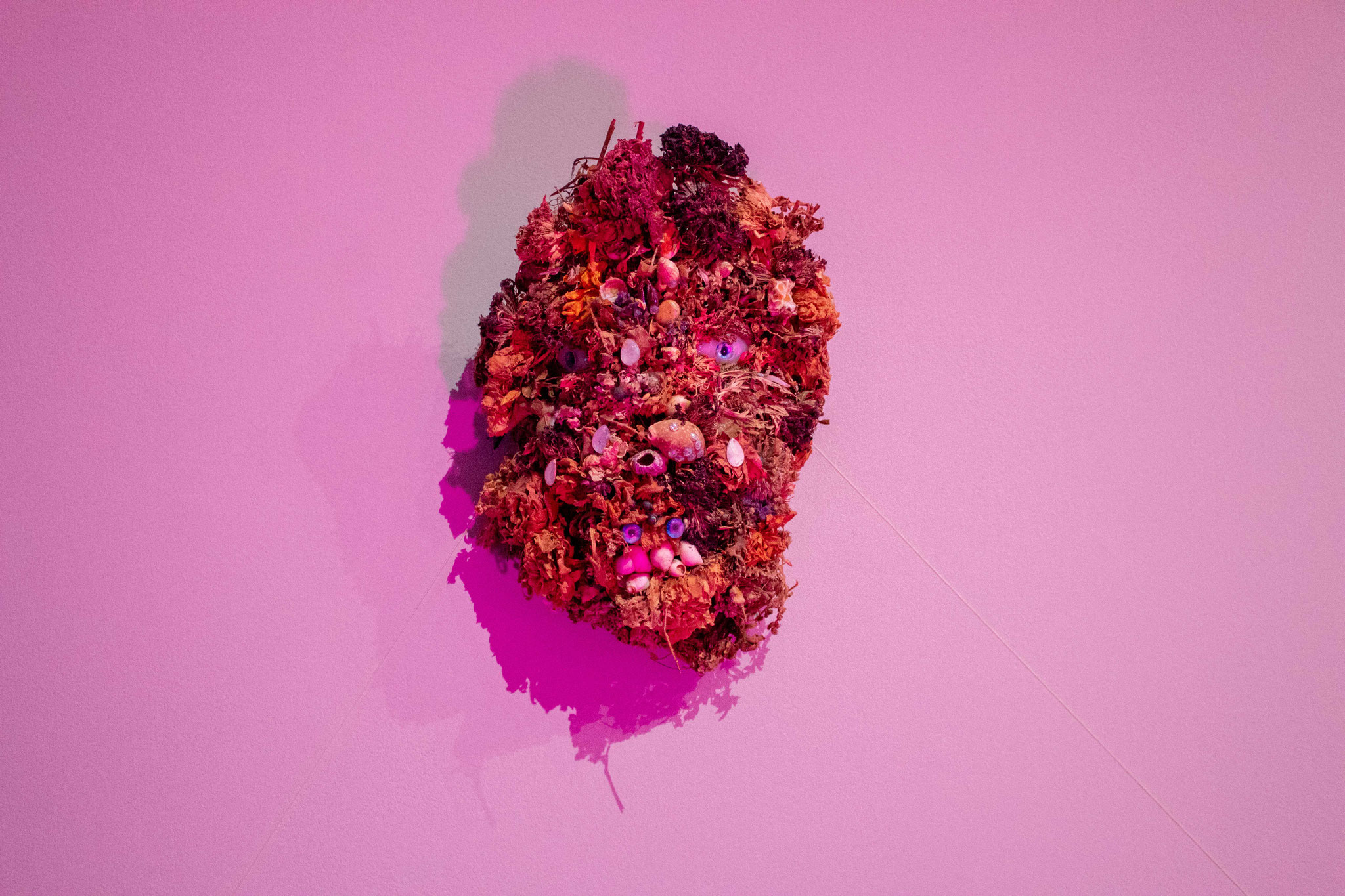 Les Guérillères, ensemble de masques, articles de fêtes, faux cheveux, faux ongles, strass, lichen, coquillages, végétaux séchés. Production L’aparté, 2023