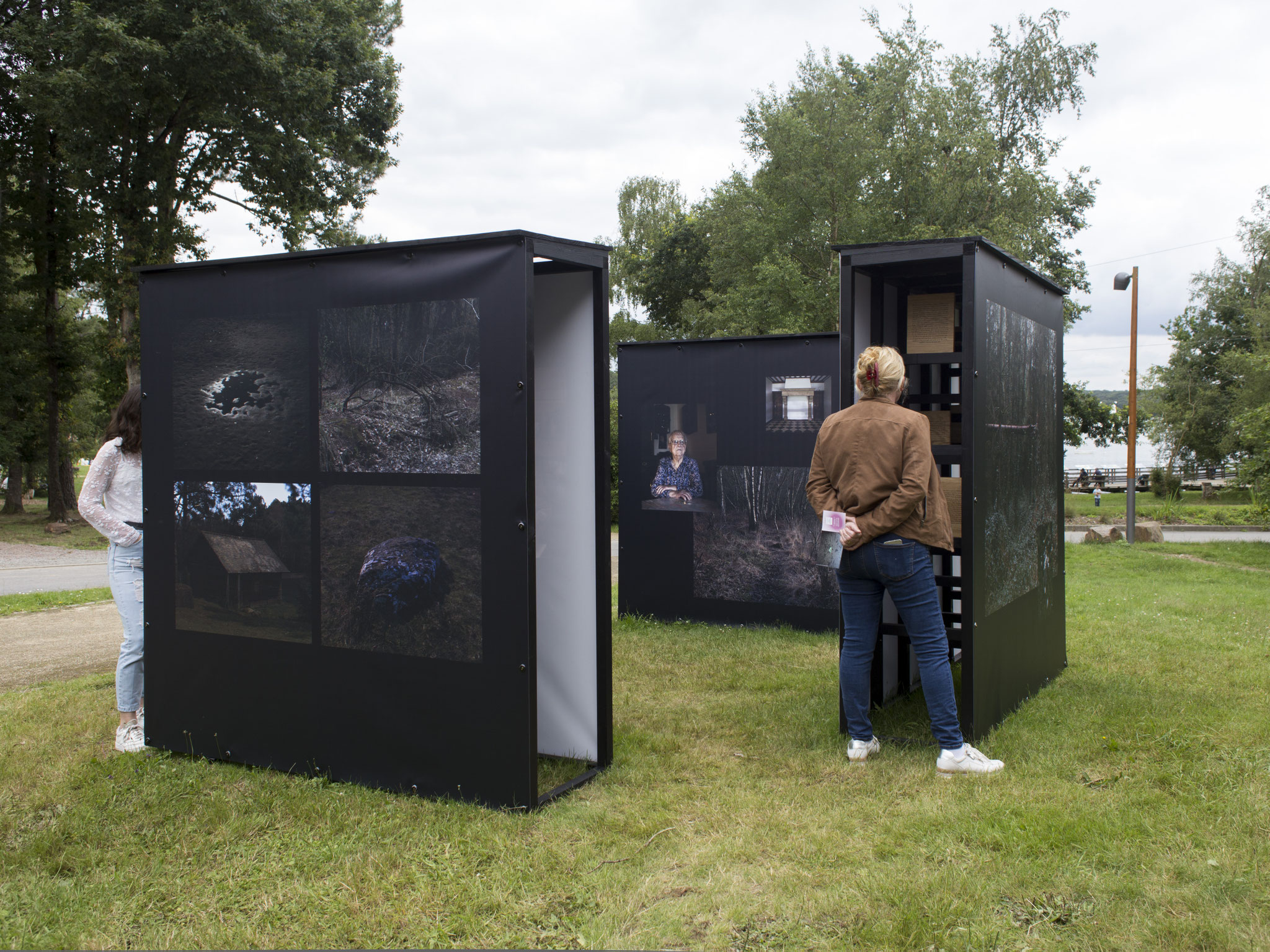 Vue de l'exposition "Alors que la nuit tombe". Photo : Maxime Voidy