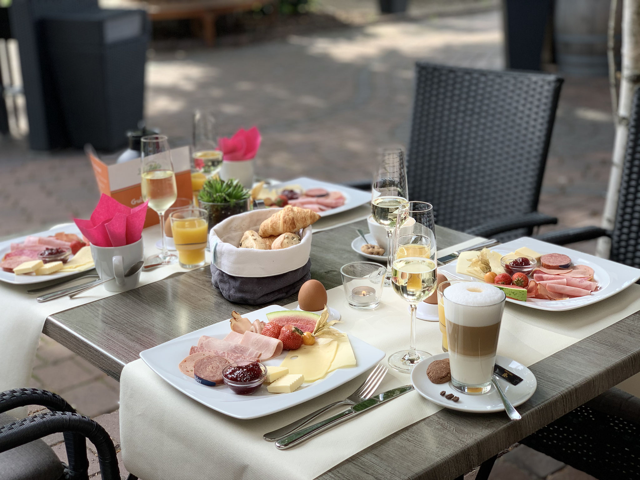 Brunchen Frühstücken lecker Essen Hotel Restaurant Biergarten nähe Celle
