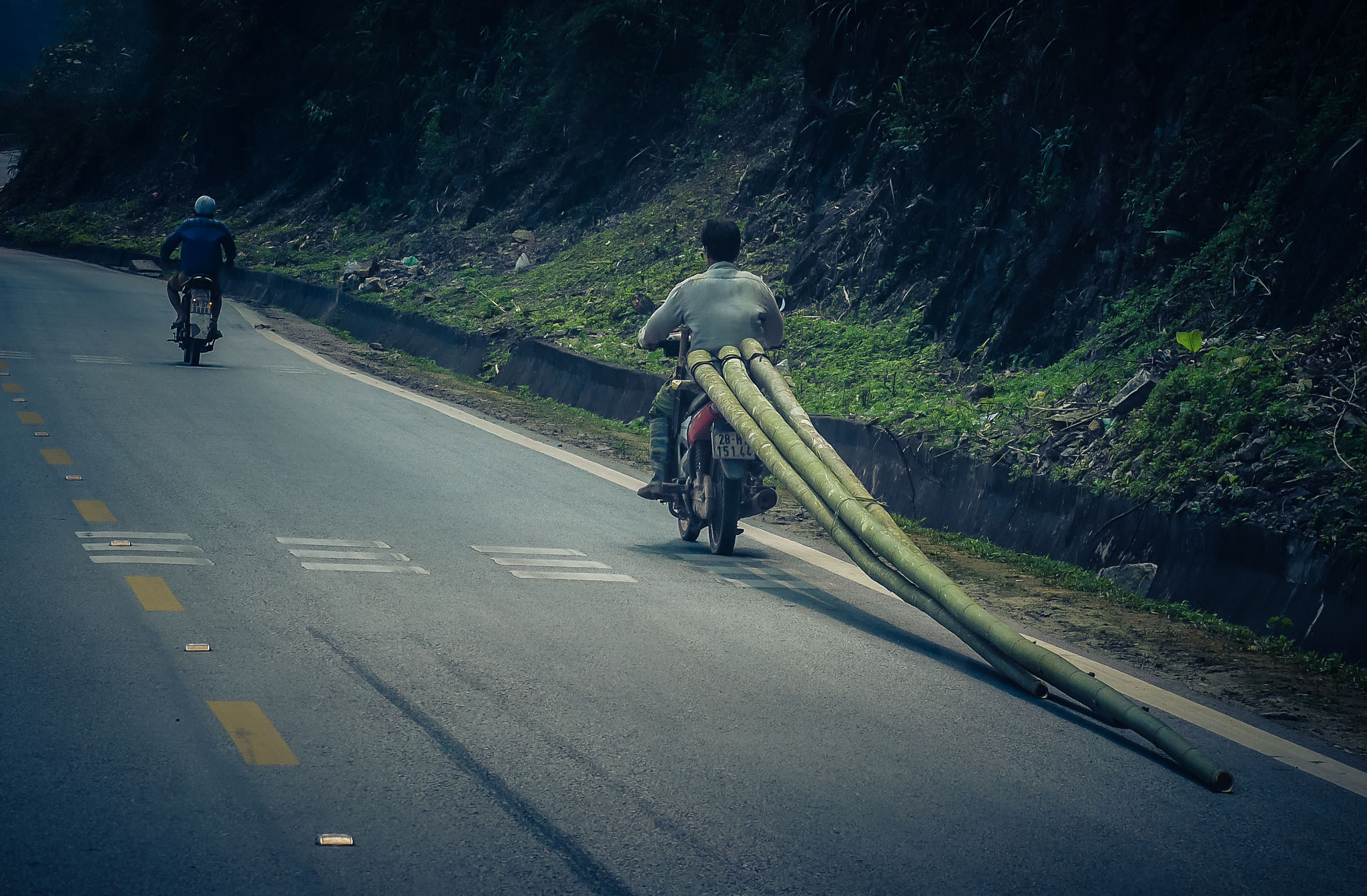 Rückweg von Mai Chau nach Hanoi - diese Mopedfahrer :)