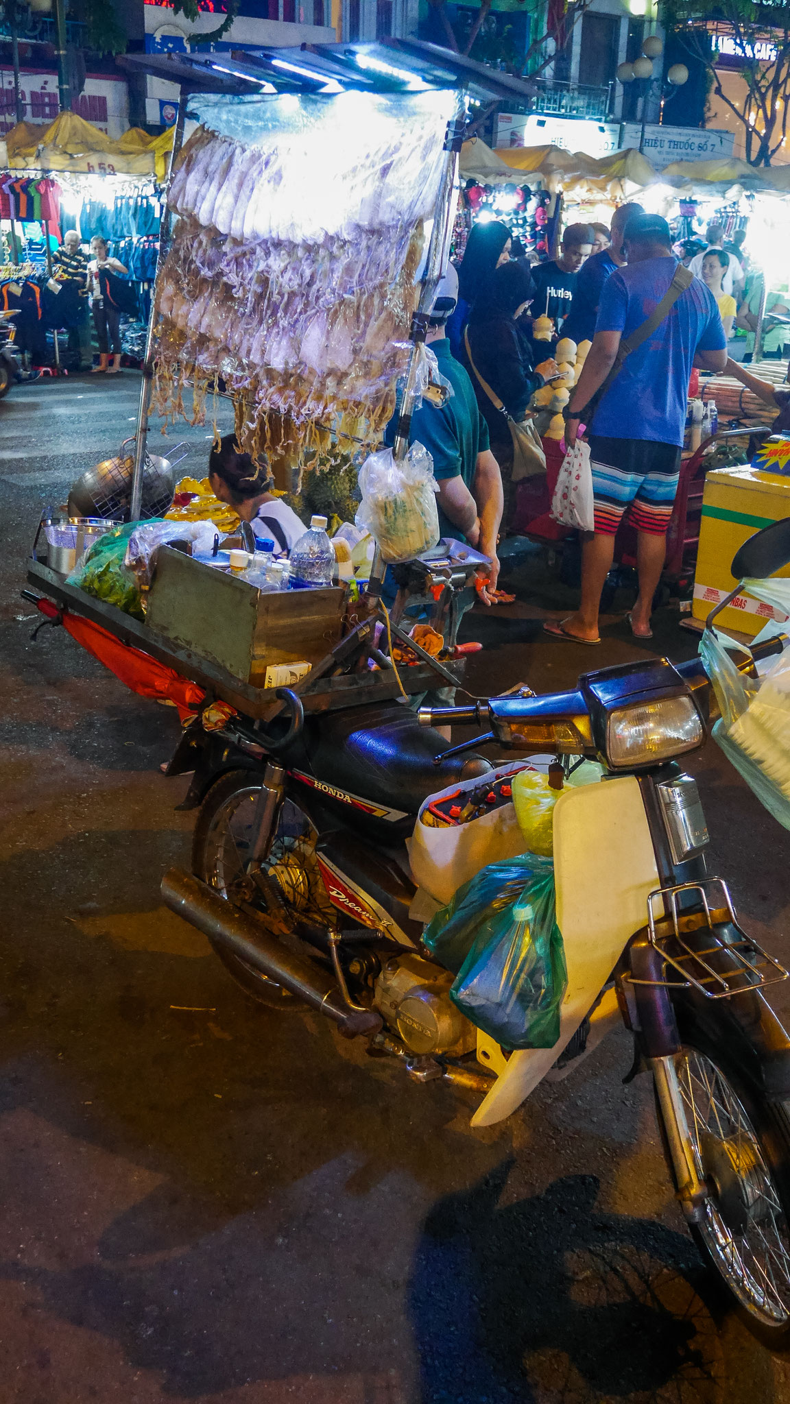 Ho-Chi-Minh-Stadt (Saigon) bei Nacht...