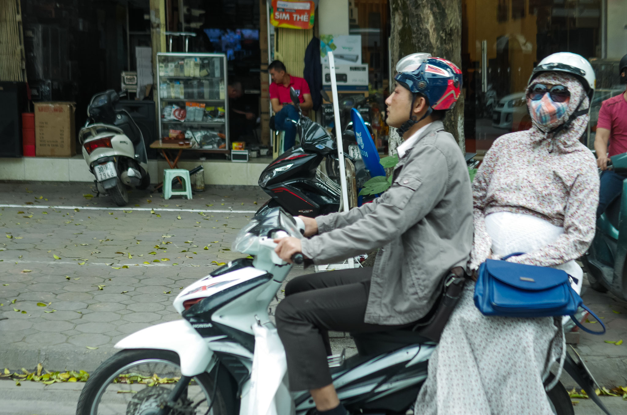 Rückweg von Mai Chau nach Hanoi - diese Mopedfahrer :)