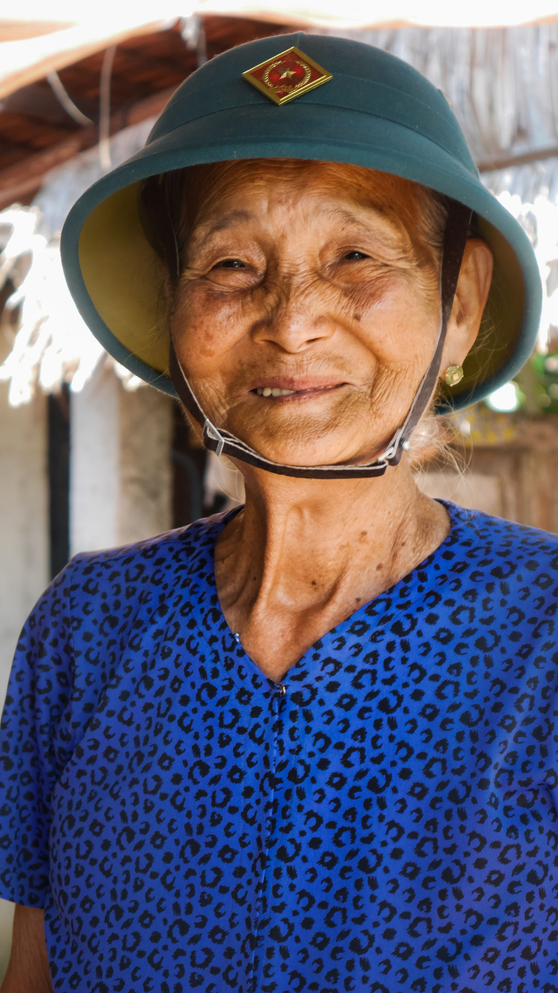 "alte Frau" im Mekong Delta mit Reliquie aus dem Krieg