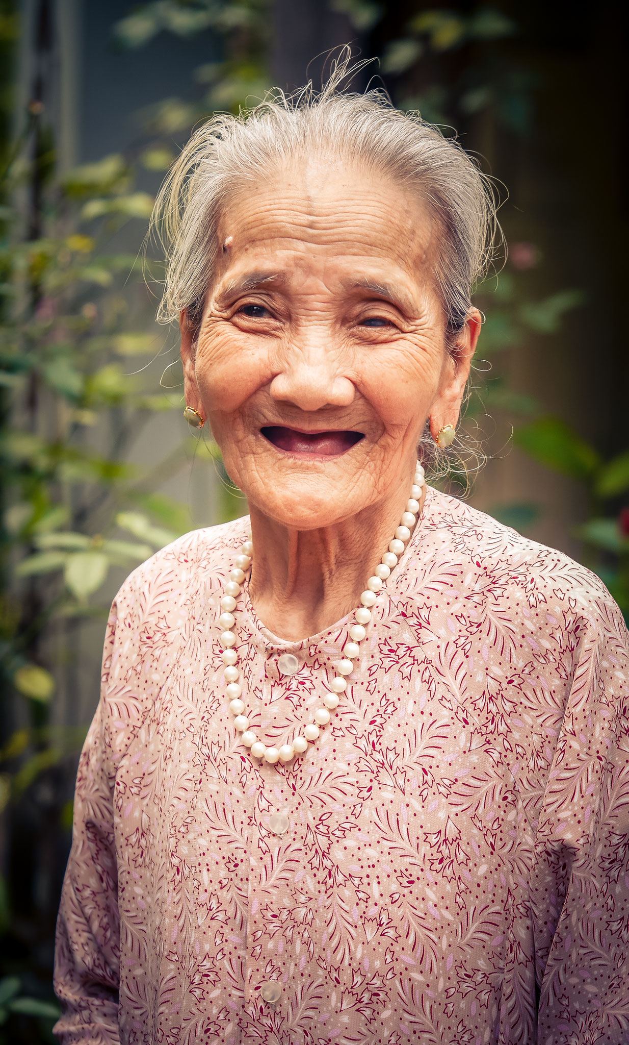 Hue - Besuch in einem Feng Shui Garden - alte Frau ist 93 Jahre