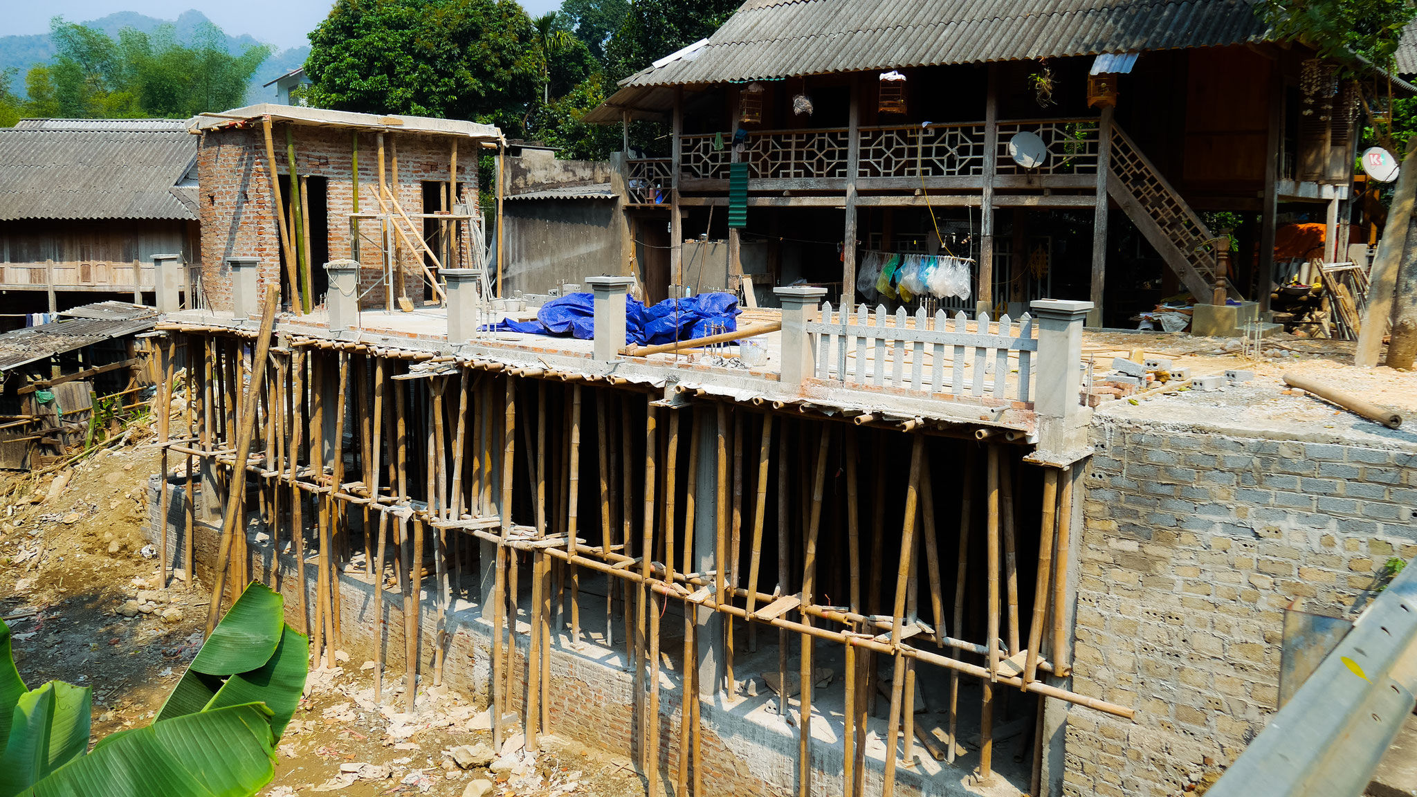 Unterwegs in Mai Chau - Baustellengerüst :)