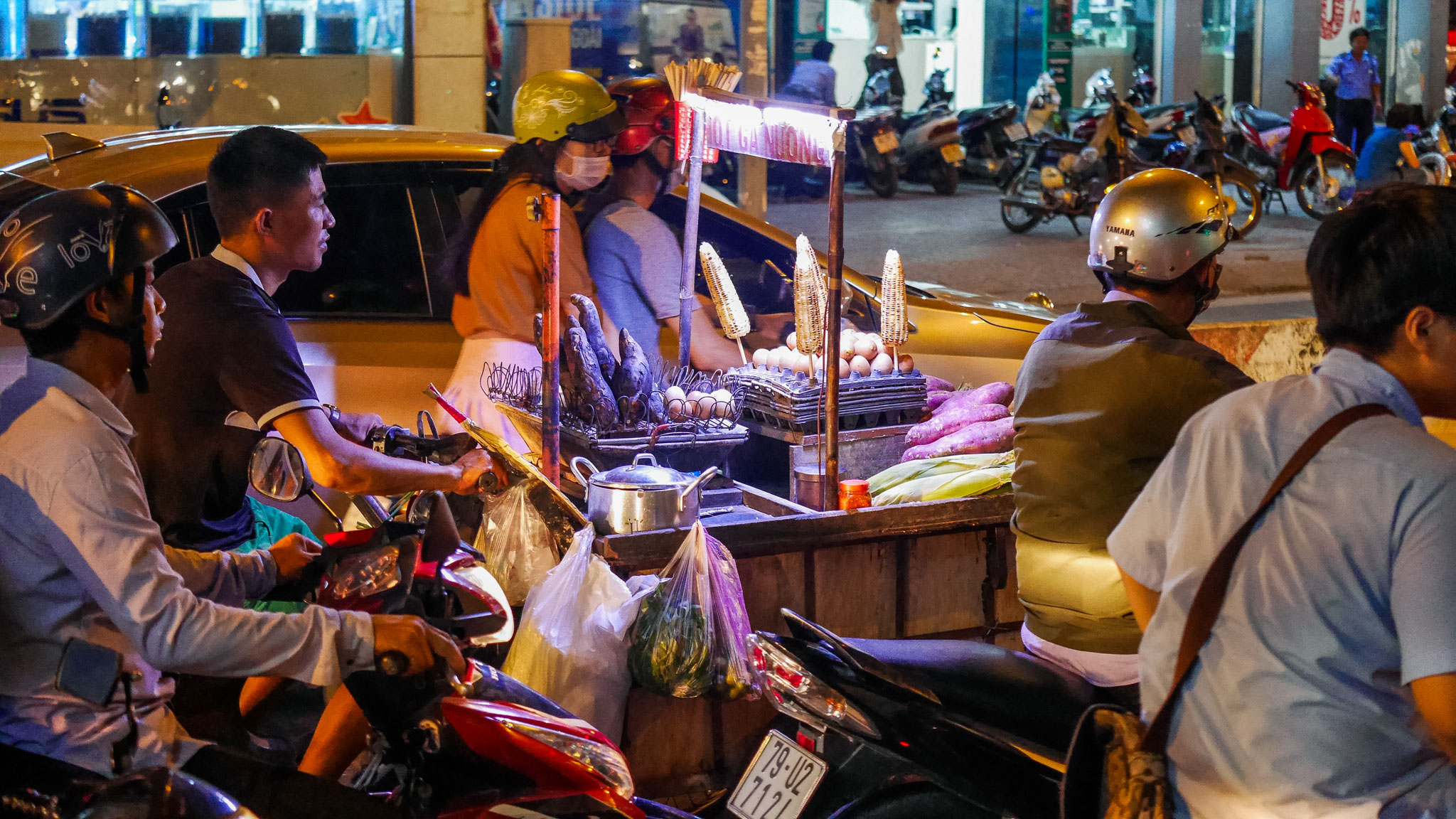 Ho-Chi-Minh-Stadt (Saigon) bei Nacht...