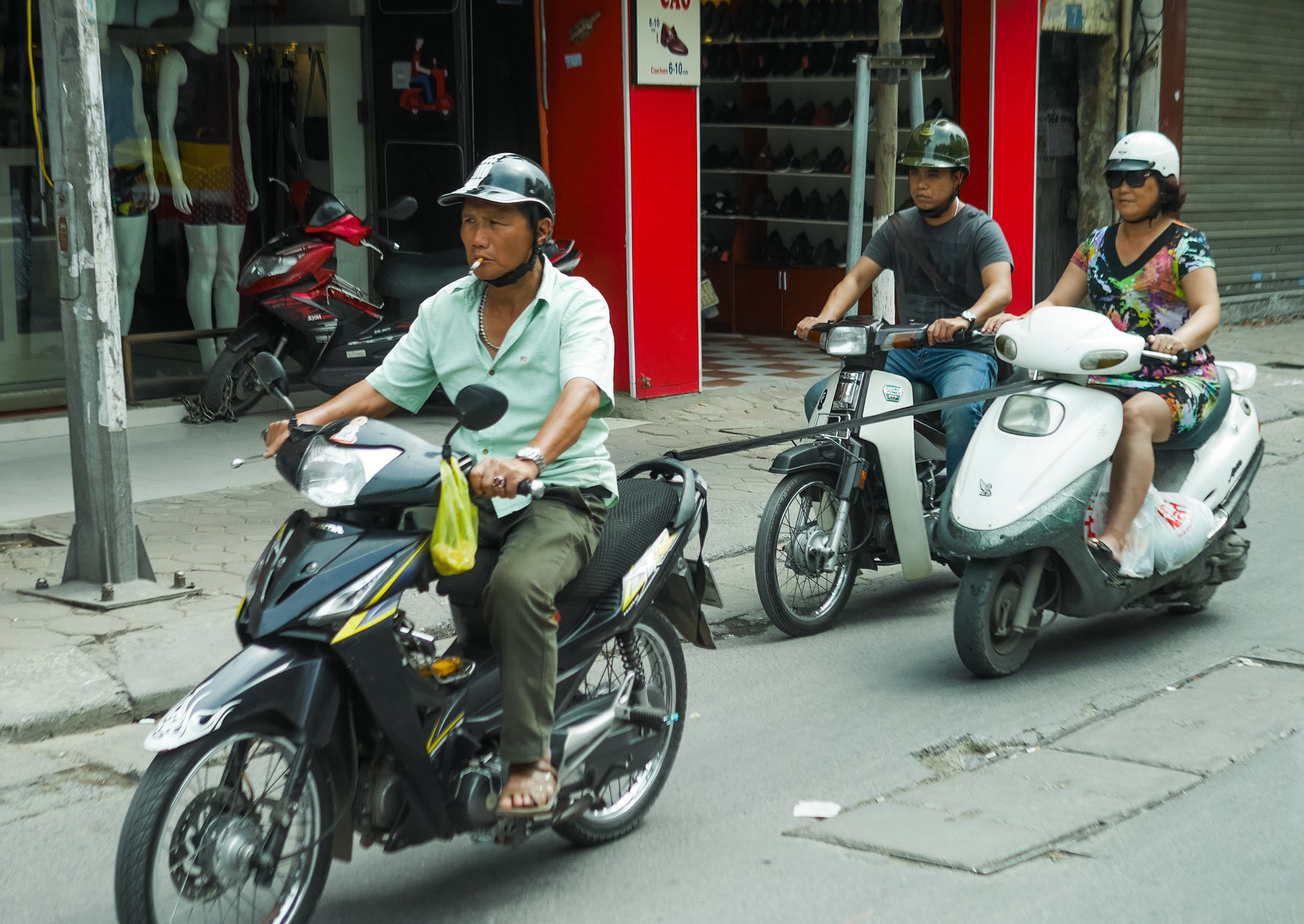 Rückweg von Mai Chau nach Hanoi - diese Mopedfahrer :)