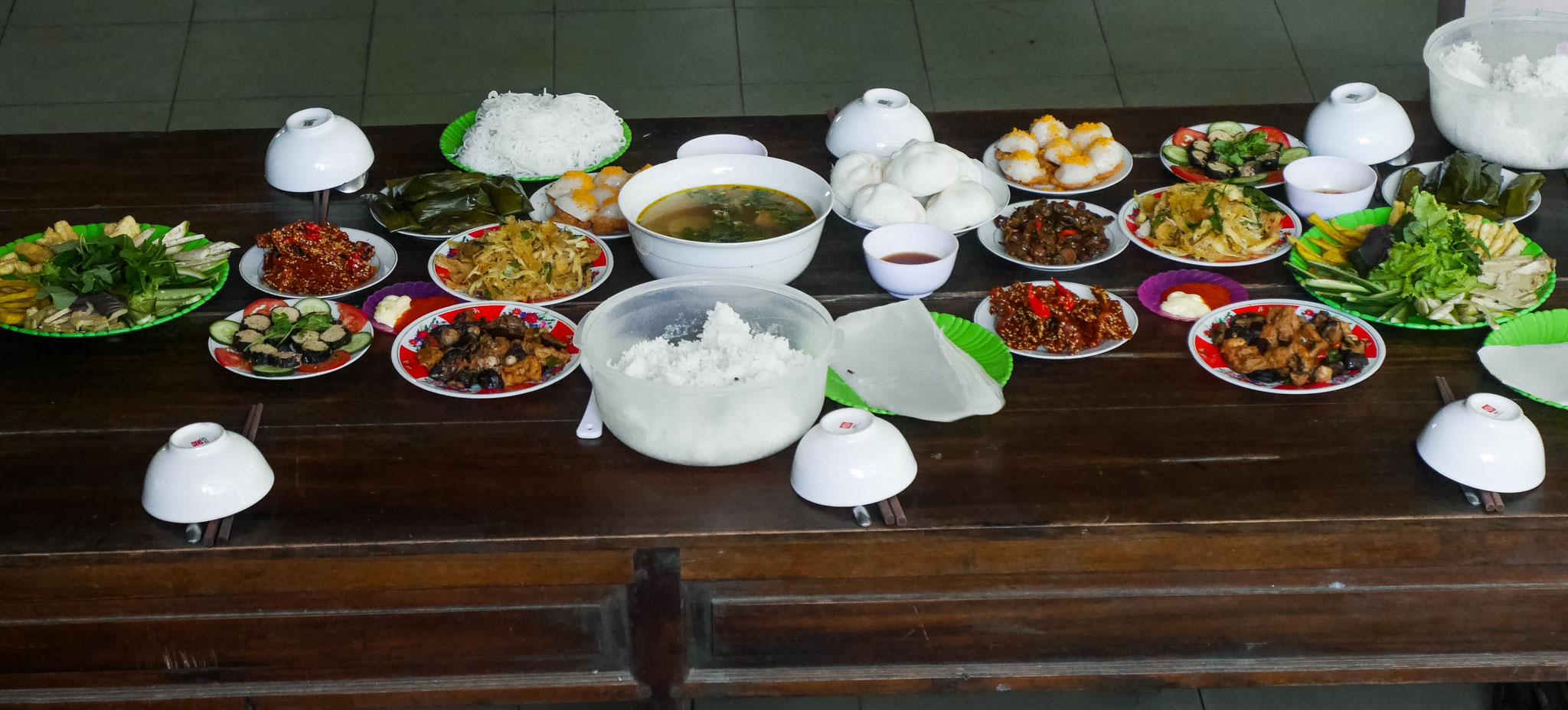 Hue - Thien Mu Pagoda - das Essen der Mönche