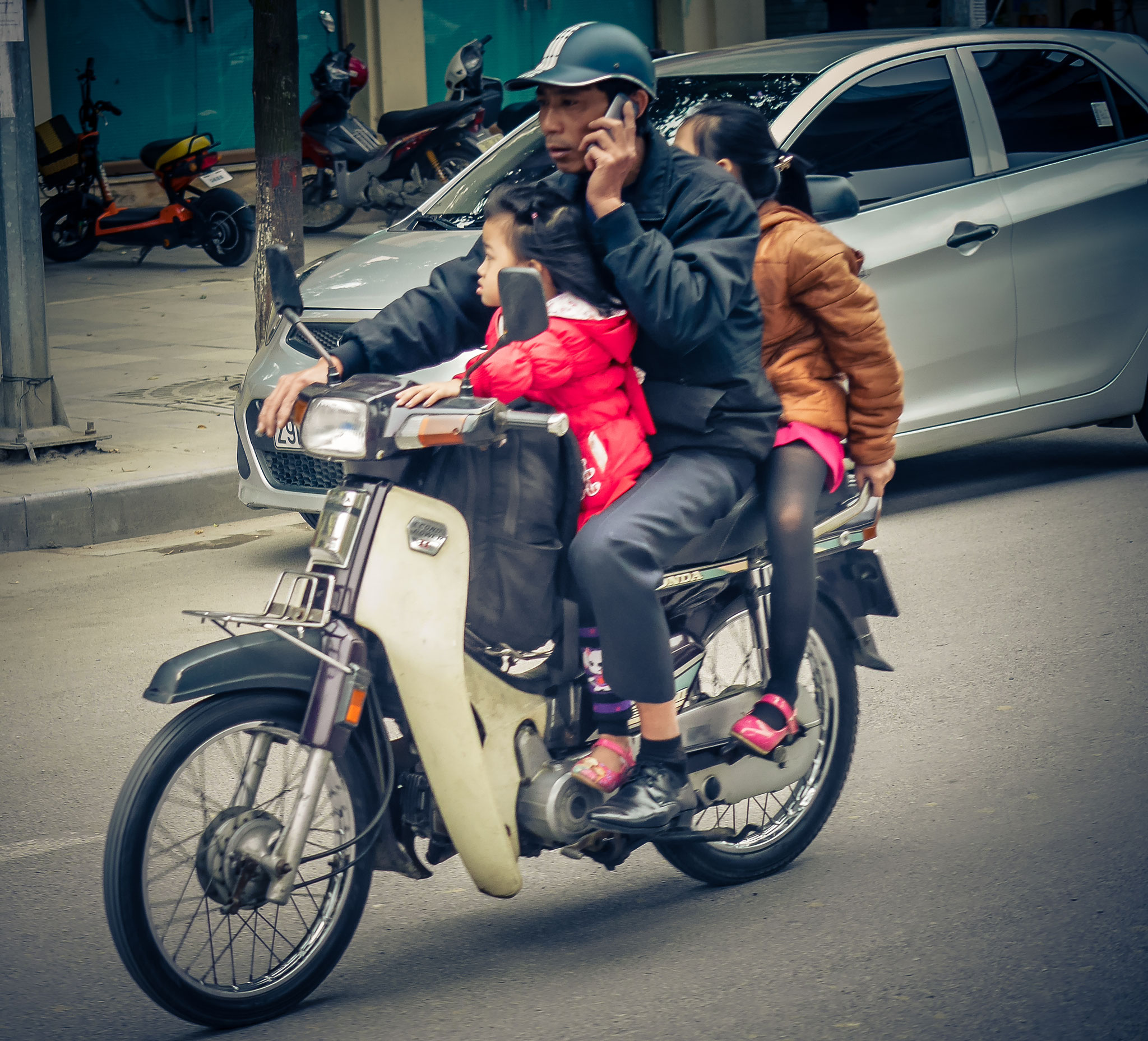 Hanoi - "verrückte" Mopedfahrer oder der  alltägliche Wahnsinn