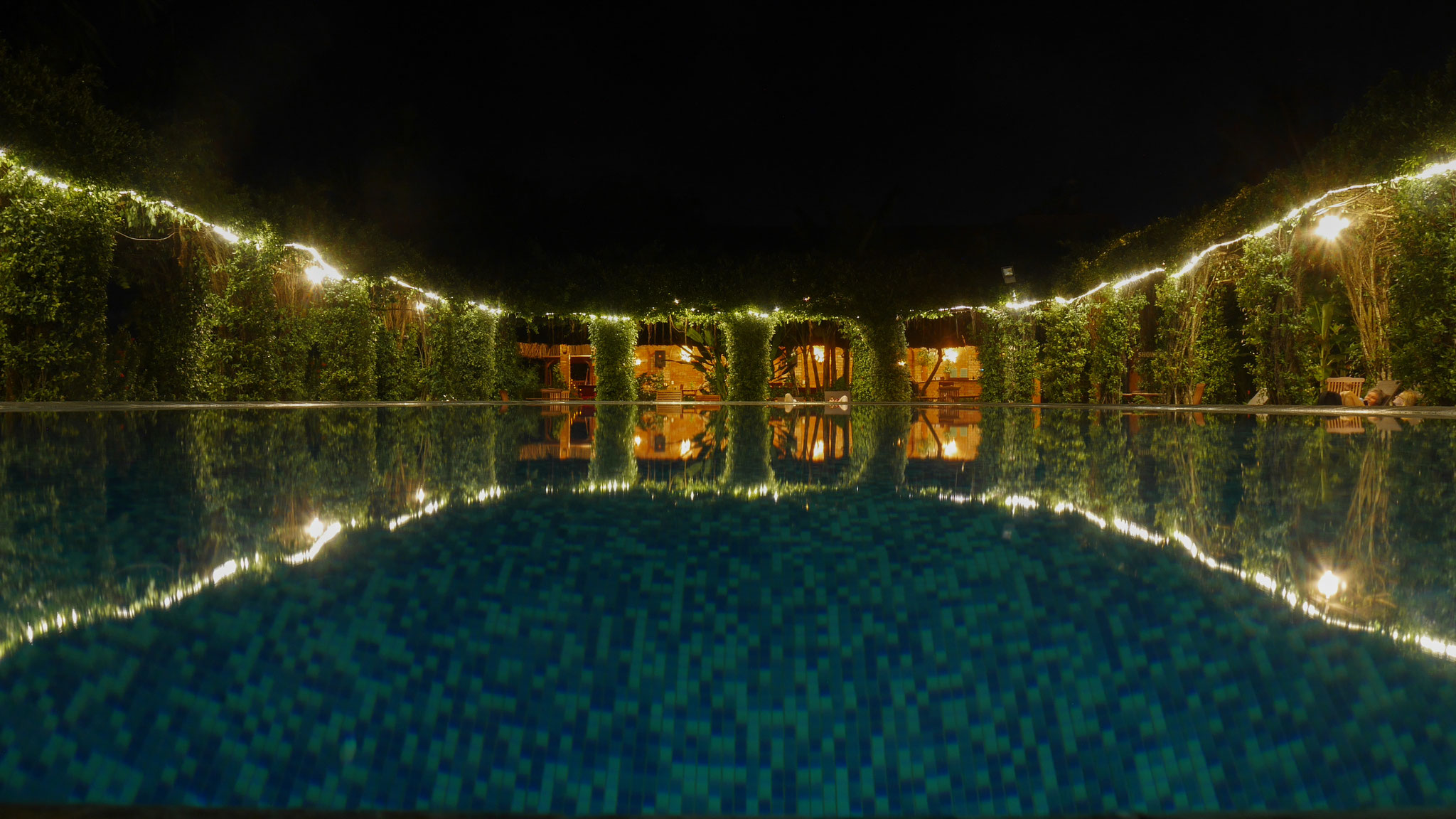 Mekong Lodge - der Pool bei Nacht