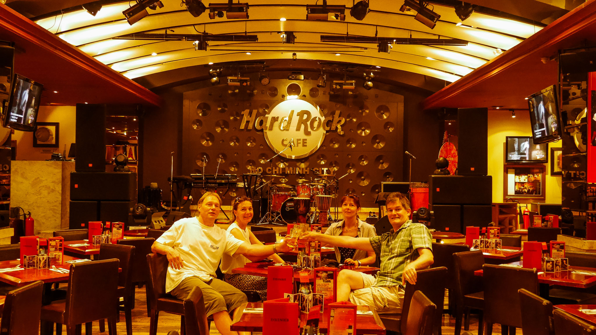 letze Runde vor dem Abflug durch die Stadt - Hard Rock Cafe Saigon