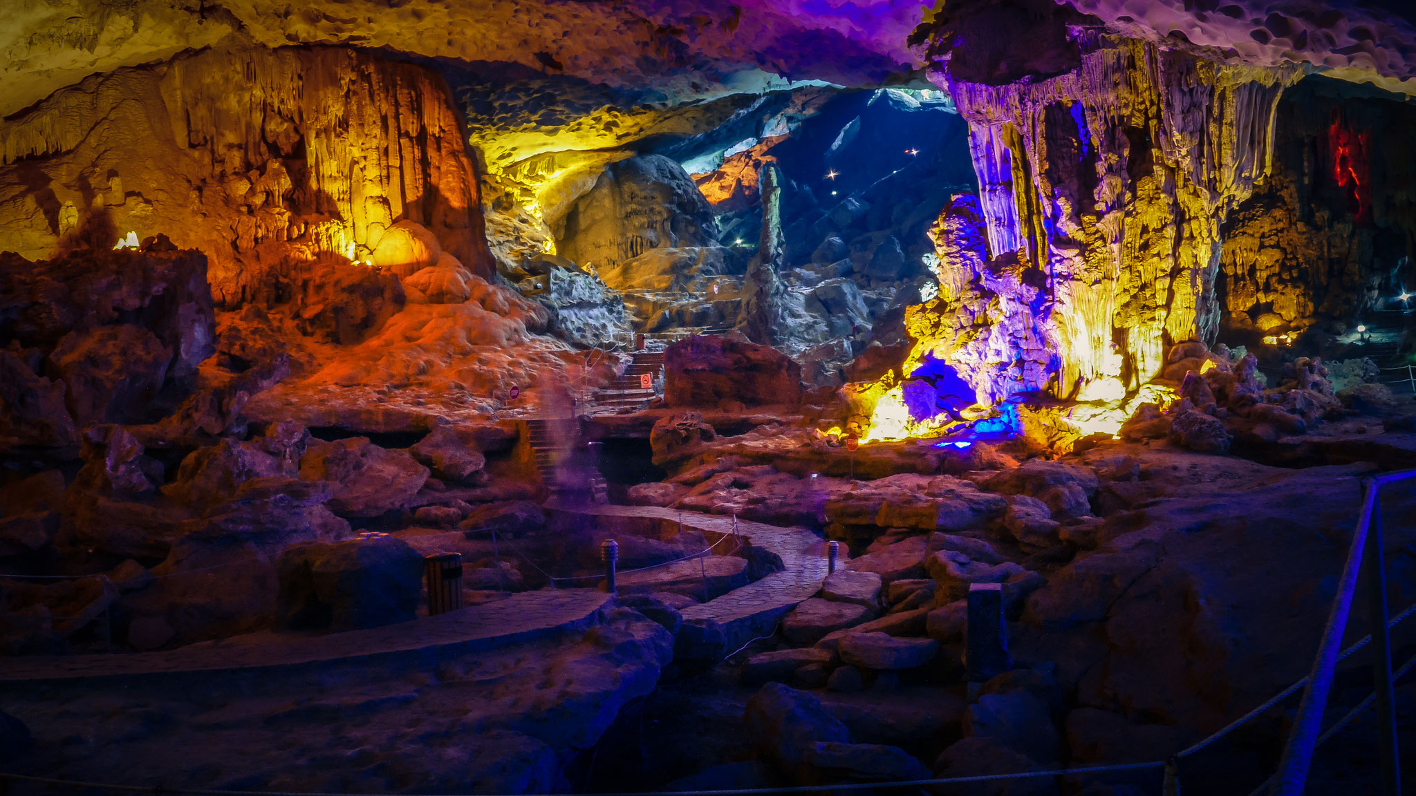 Halong-Bucht - Sung Sot Cave