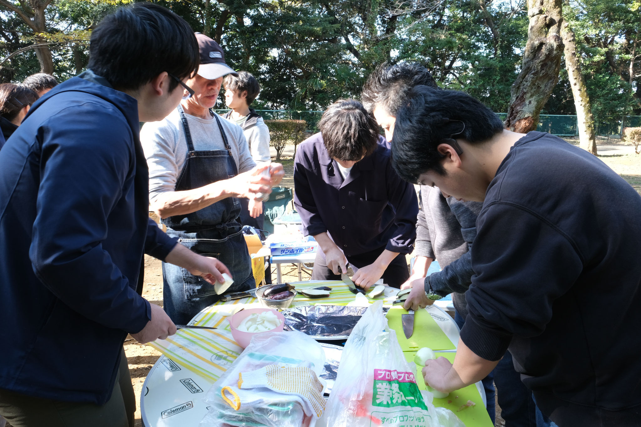 食材の切り分けを始めています