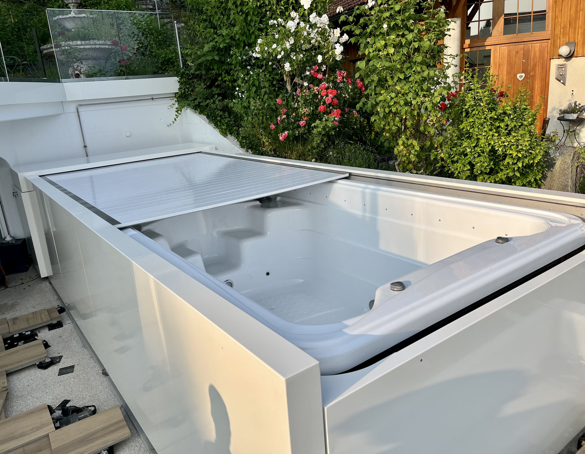 Rollladenabdeckung RHW 2.1 zu Whirlpool Dimension One mit Pulverbeschichteten Verkleidungsblechen 