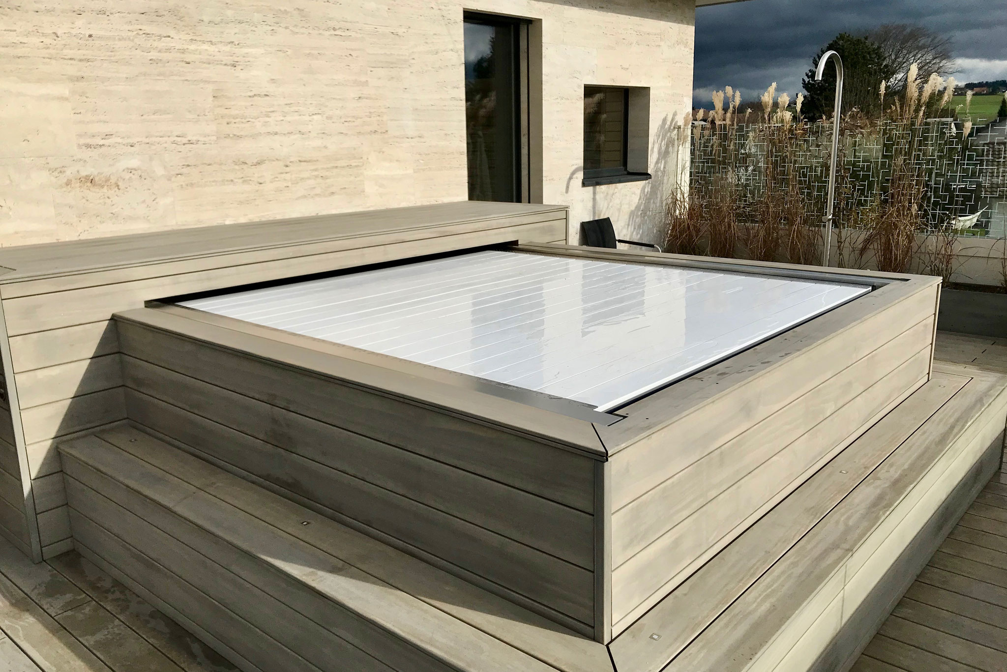 automatische Rolladenabdeckung RH 2.0 zu freistehendem Hotspring Higlife Envoy
