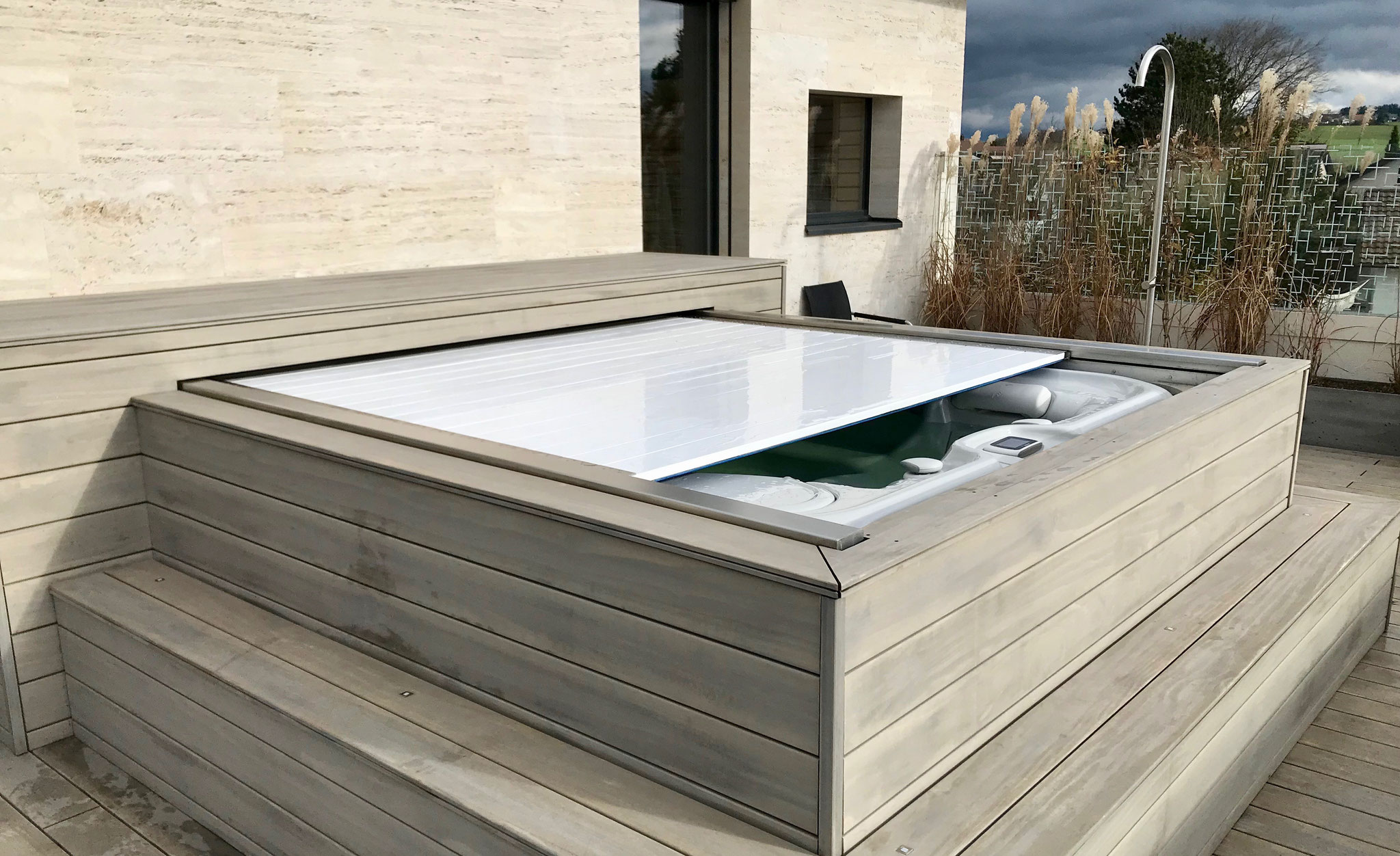 automatische Rolladenabdeckung RH 2.0 zu freistehendem Hotspring Higlife Envoy