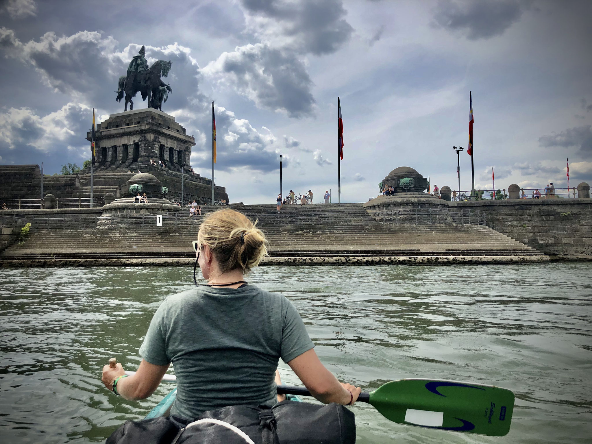Kanu fahren auf dem Rhein