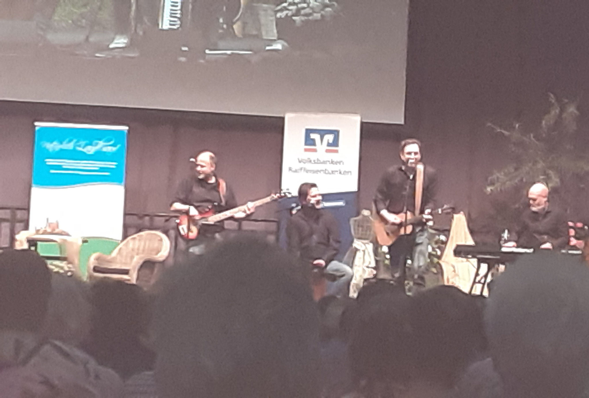 Musikalische Untermalung vom Feinsten, lieferte die „Horst & Hoof Band“. Horst Hoof. Die Herzen der Landfrauen erreichte die Band mit „Hey Jude“ von den Beatles. Bei dem Lied hielt es niemanden mehr auf den Stühlenund es wurde ordentlich mitgesungen. 