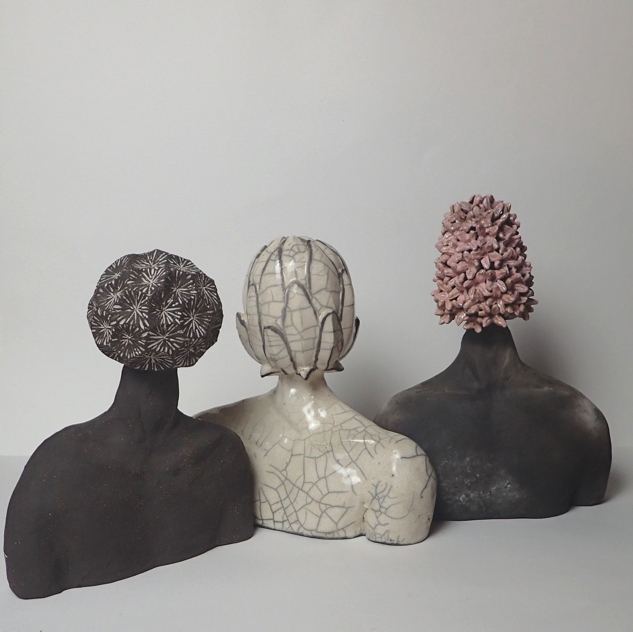 Anne TASSIN, "Conversation", Céramique, 3 personnages 25x20x9 cm, 2024, 540 €  ou 190 € l'unité