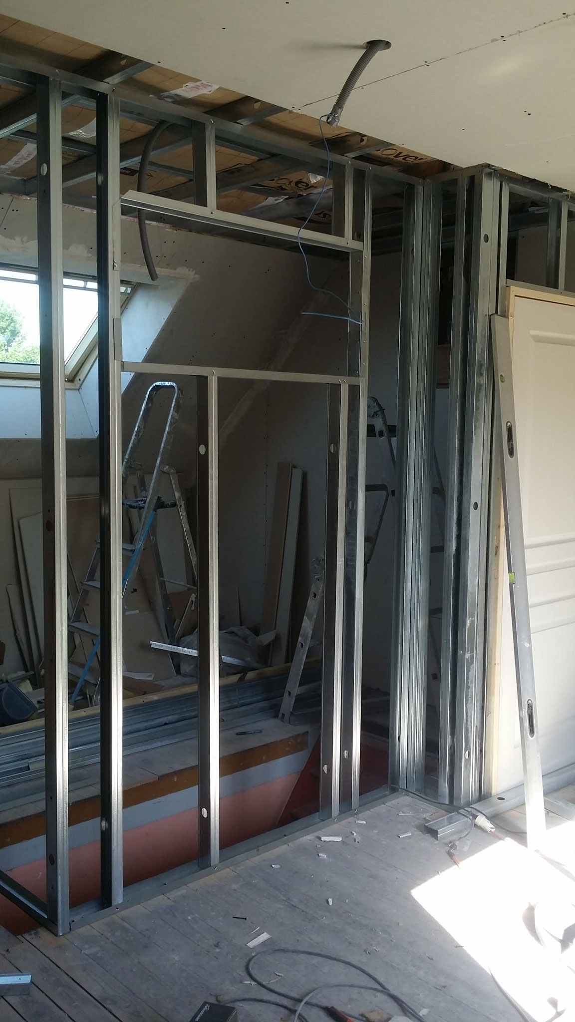 Ossature cage d'escalier pour la mise en place des portes et fenêtres intérieures