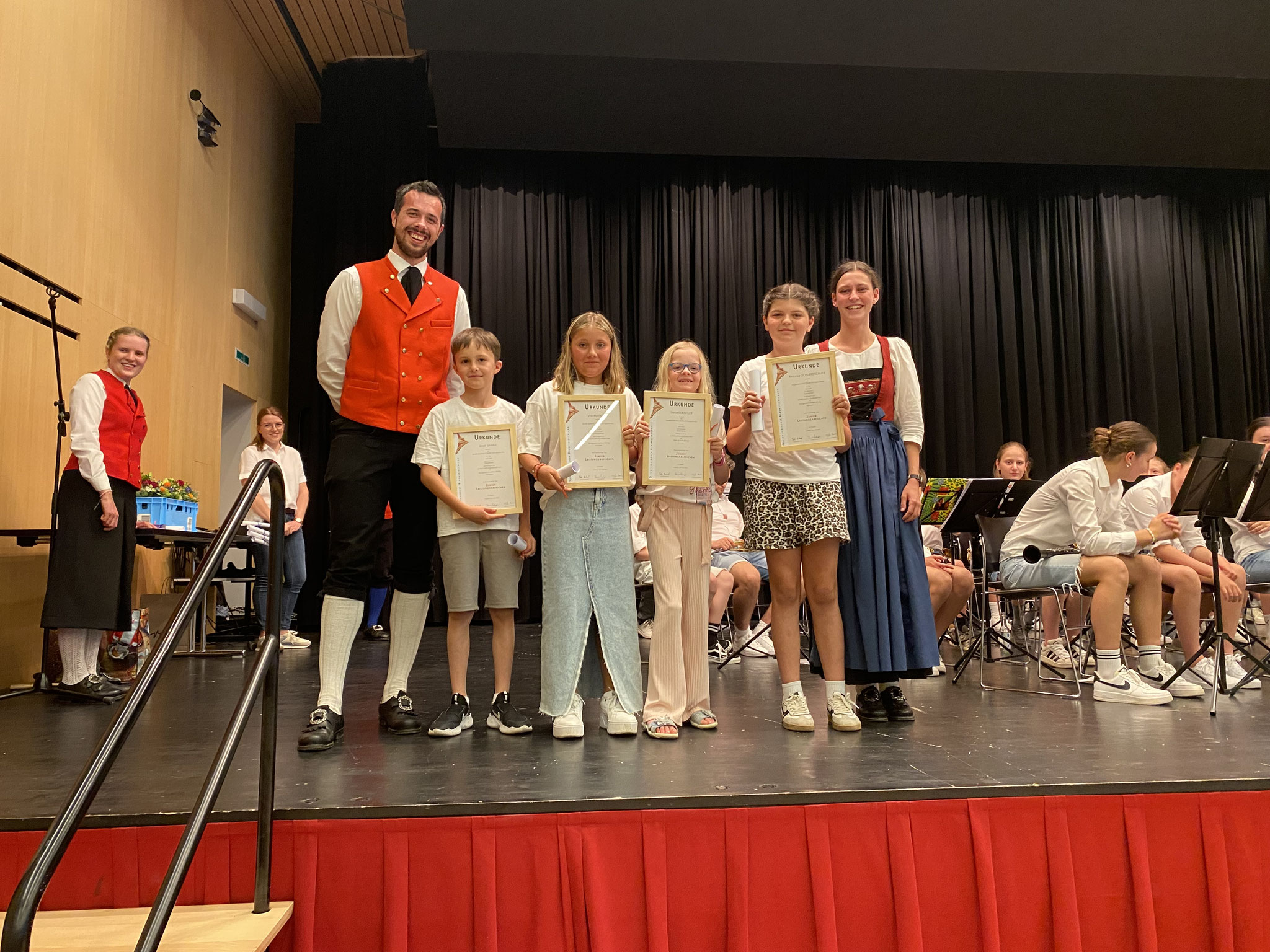 JUNIOR - Leistungsabzeichen               v.l.n.r. Josef Simma (Waldhorn), Lynn-Marie Beer (Schlagzeug), Stefanie Kohler (Klarinette), Antonia Schlierenzauer (Saxofon)