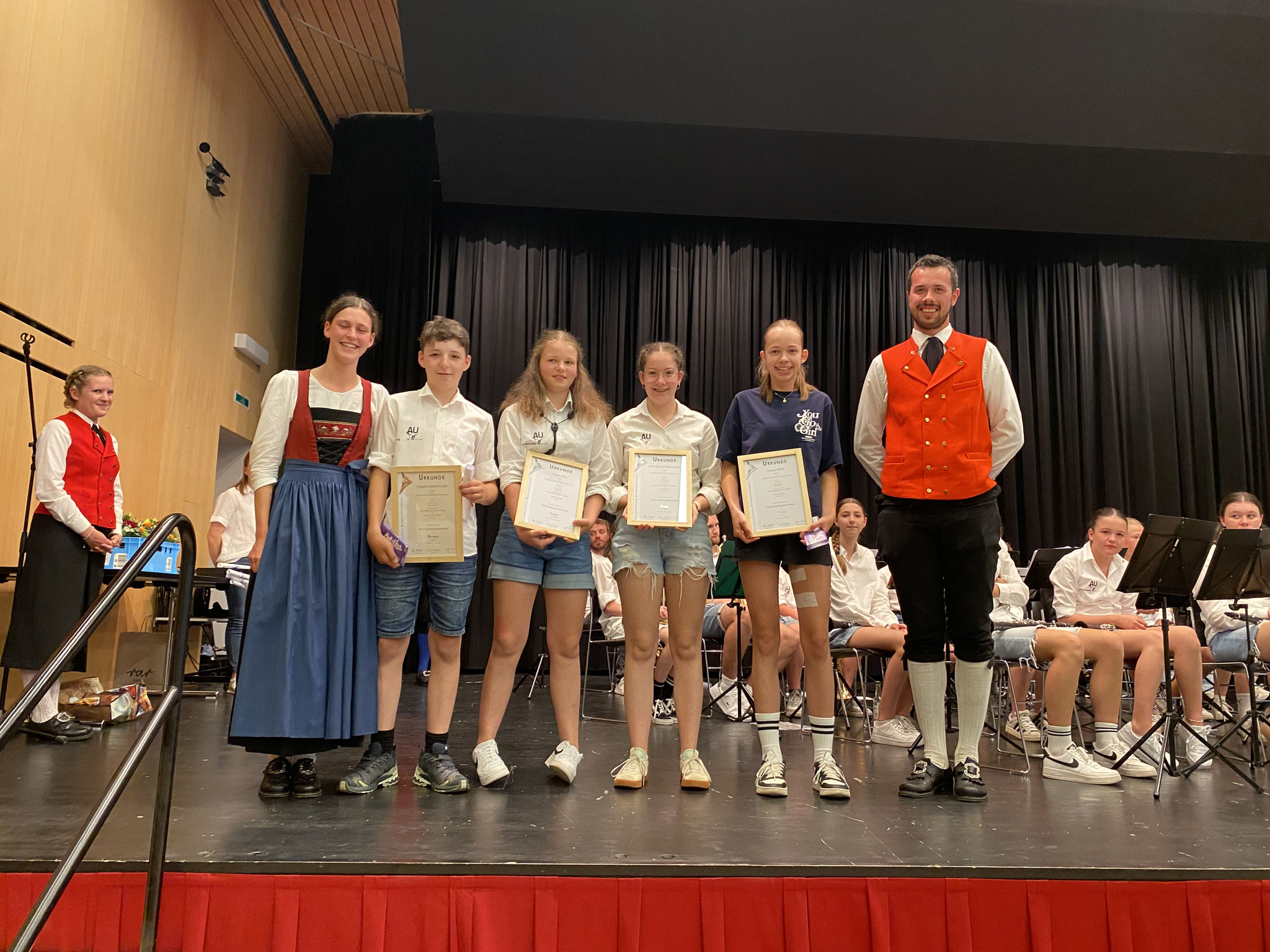 BRONZE & SILBERNES - Leistunsabzeichen                   v.l.n.r. Valentin Oberhauser (Tenorhorn) - bronze, Marie Willi (Saxofon) - silber, Hannah Moosbrugger (Querflöte) - silber, Theresa Beck (Querflöte) - silber