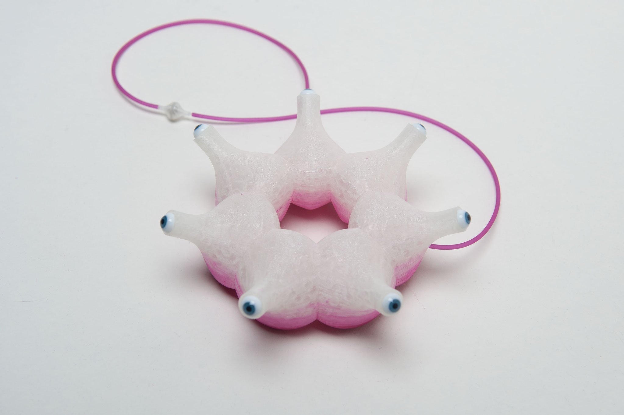 Anemonenförmiger Schmuck, rund angeordnet