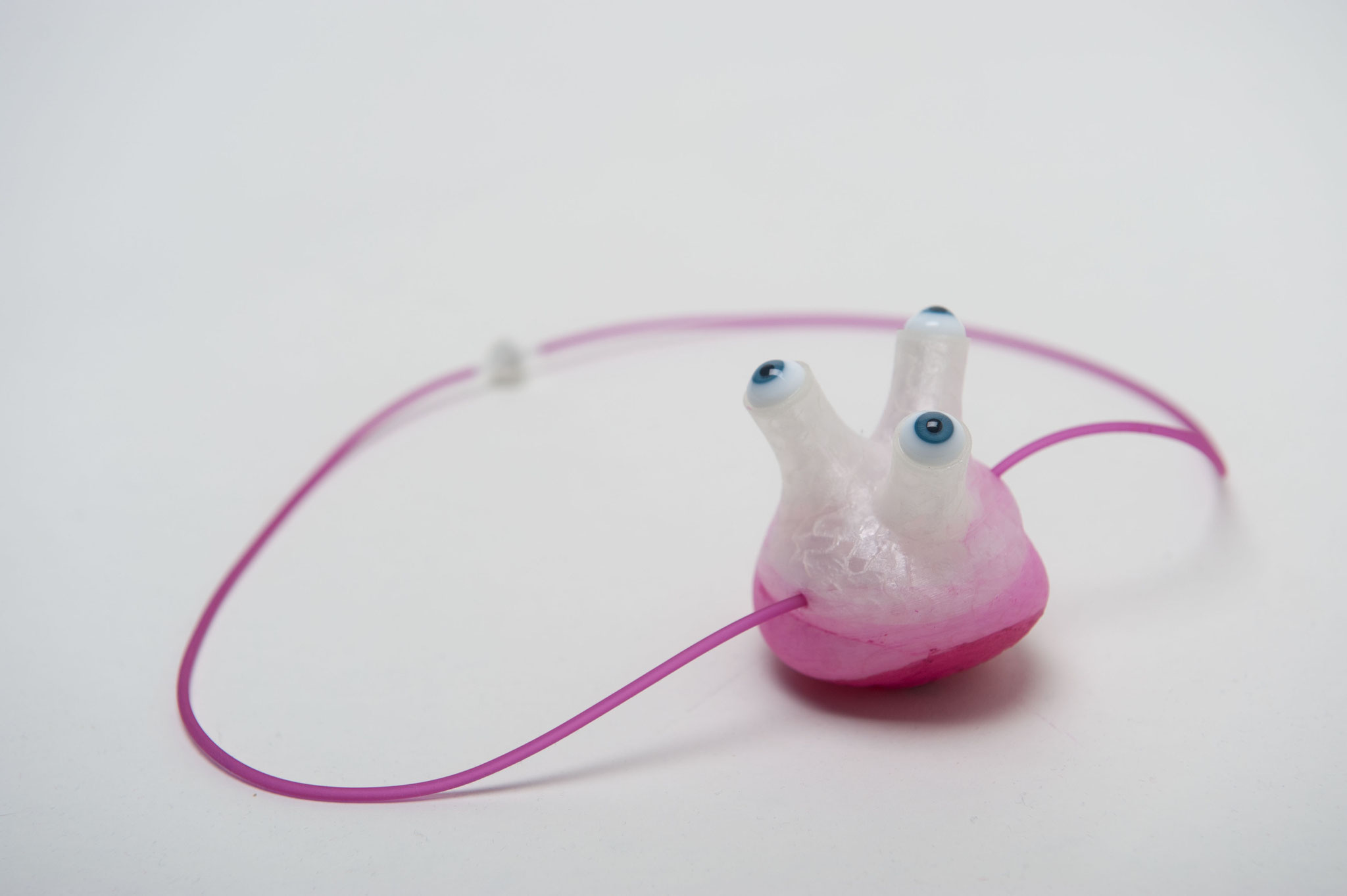 Anemonenförmiger Schmuck, herzförmig