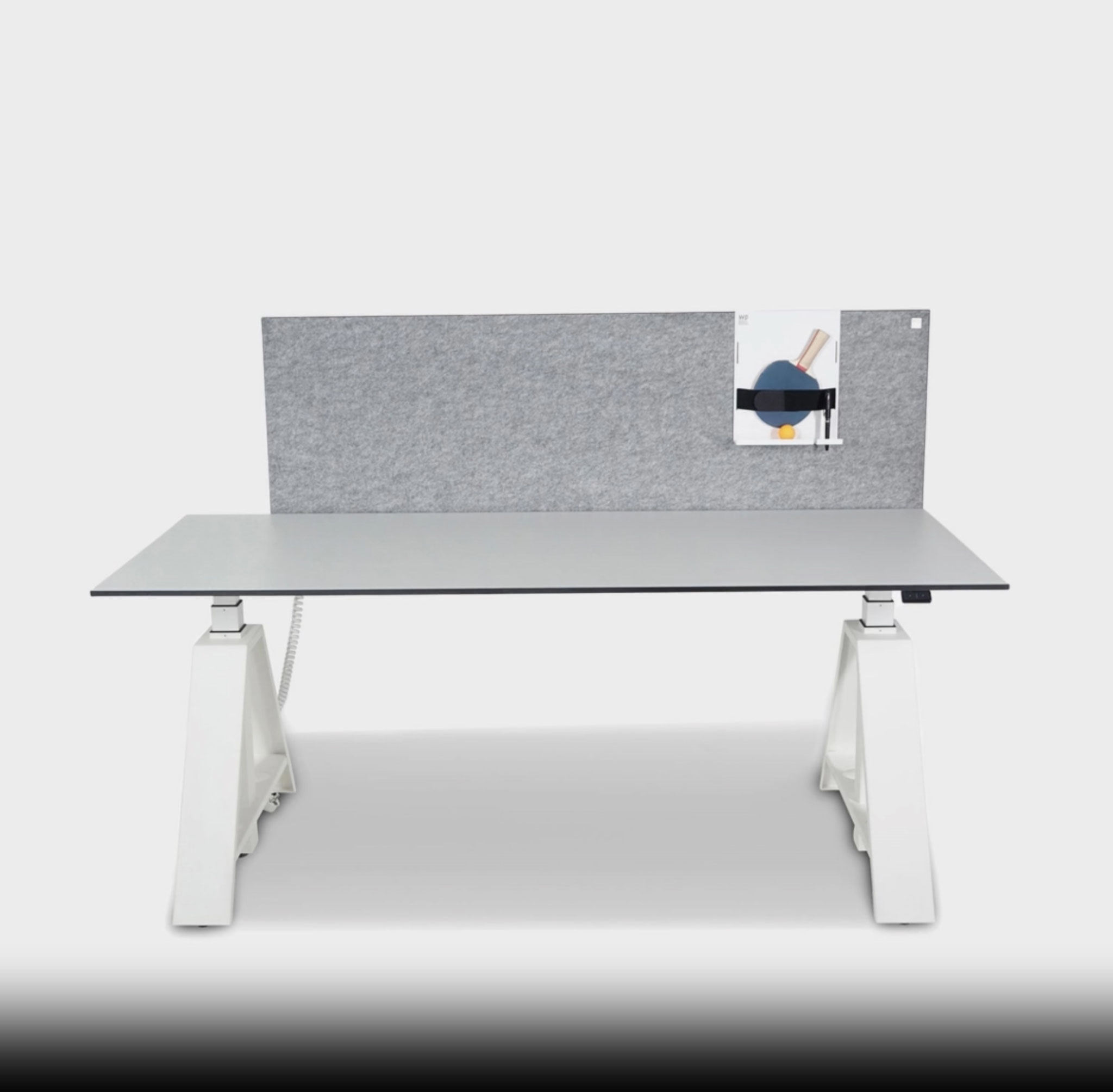 Höhenverstellbarer Schreibtisch MOTU Stahlfuß und weiße Melamin Tischplatte