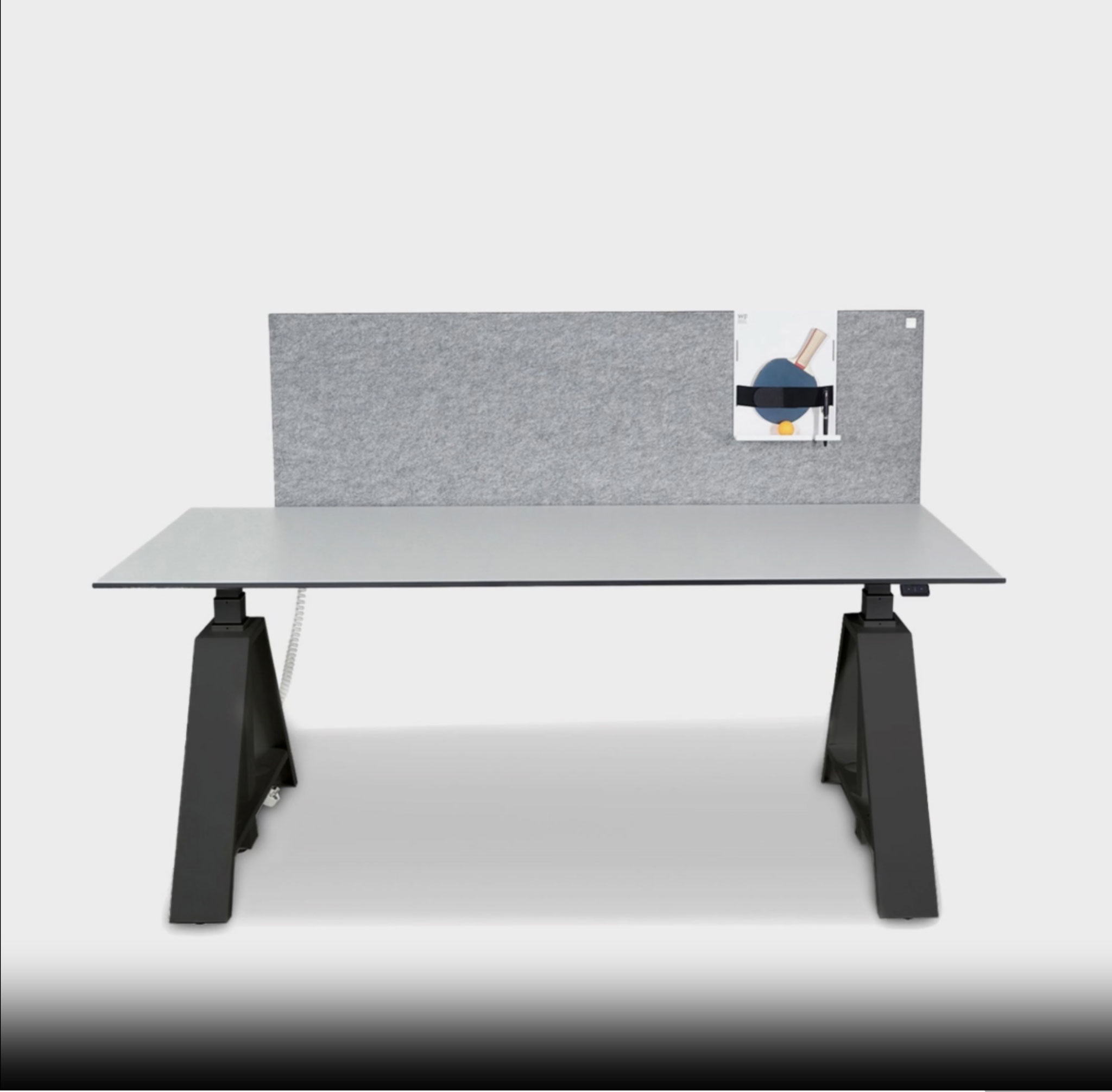 Höhenverstellbarer Schreibtisch MOTU Stahlfuß und weiße HPL Tischplatte