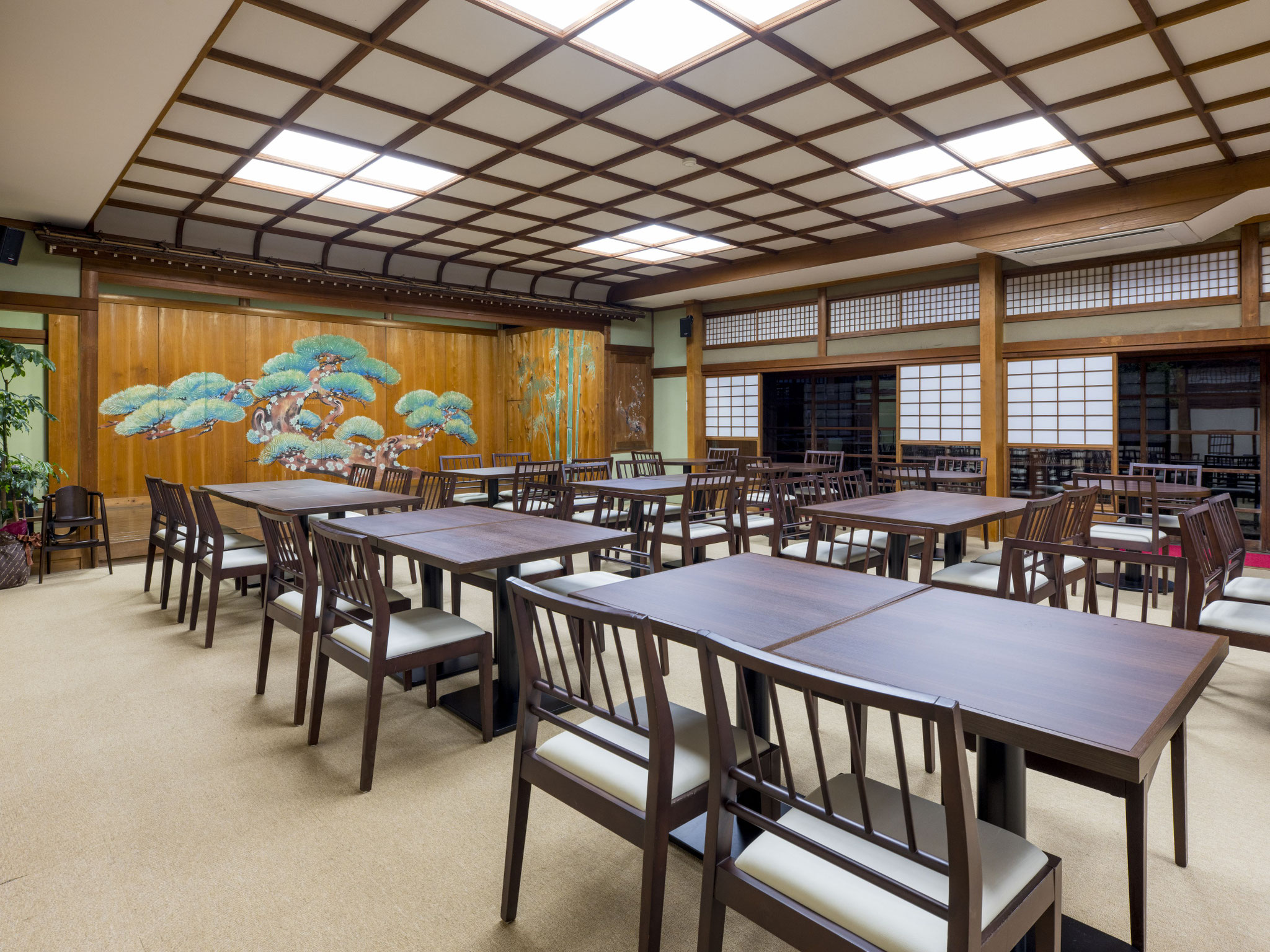 歴史ある大広間と能舞台