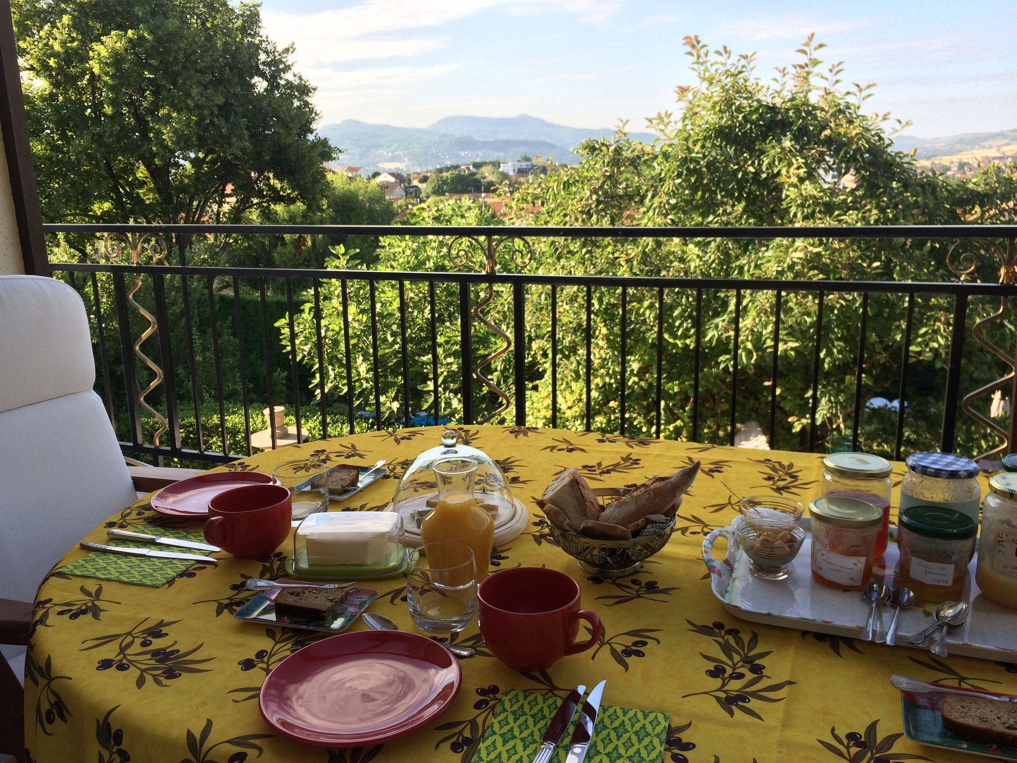 Le petit-déjeuner sur la terrasse des chambres d'hôtes à côté de Clermont-Ferrand