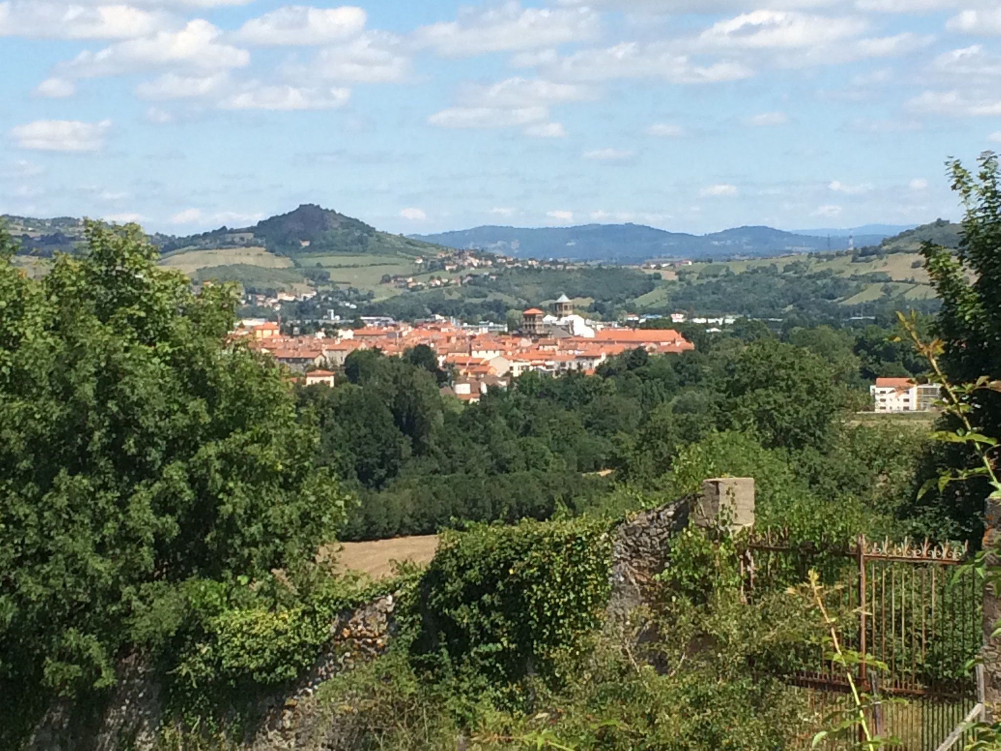 La vue sur Issoire depuis les jardins du château de Hauterive.