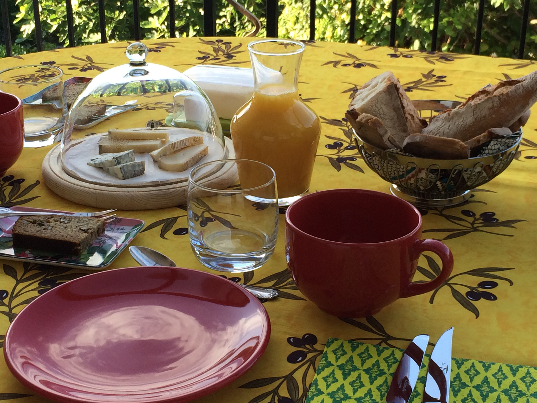 Le petit-déjeuner de La Villa Victoria Auvergne sur la terrasse