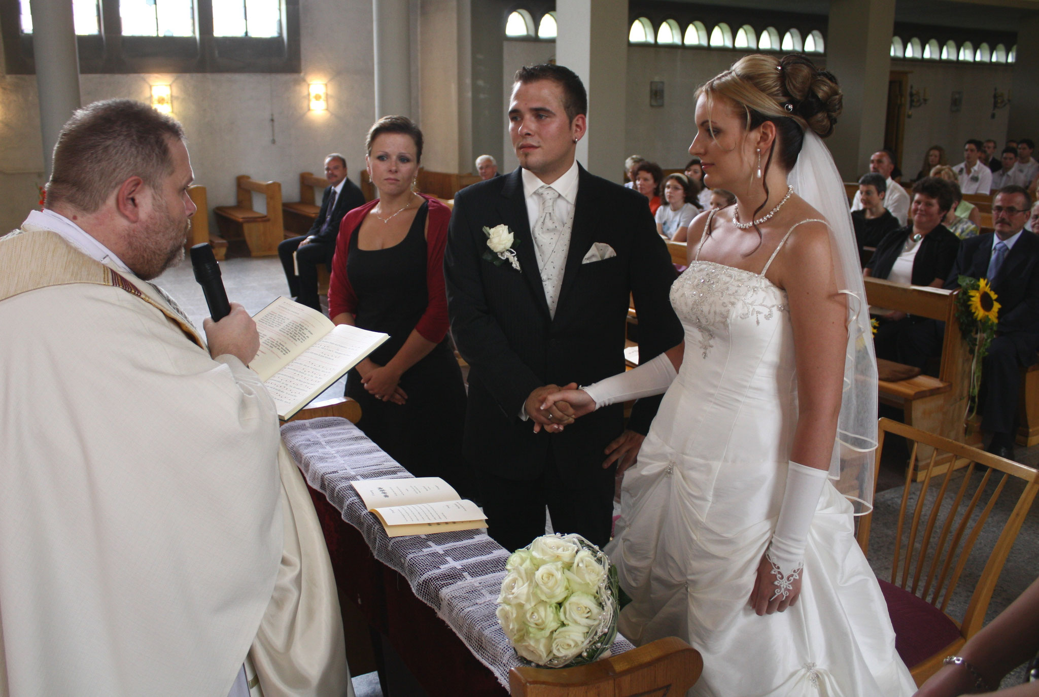 Trauung in der Kirche - Hochzeits- und Portraitfotografie