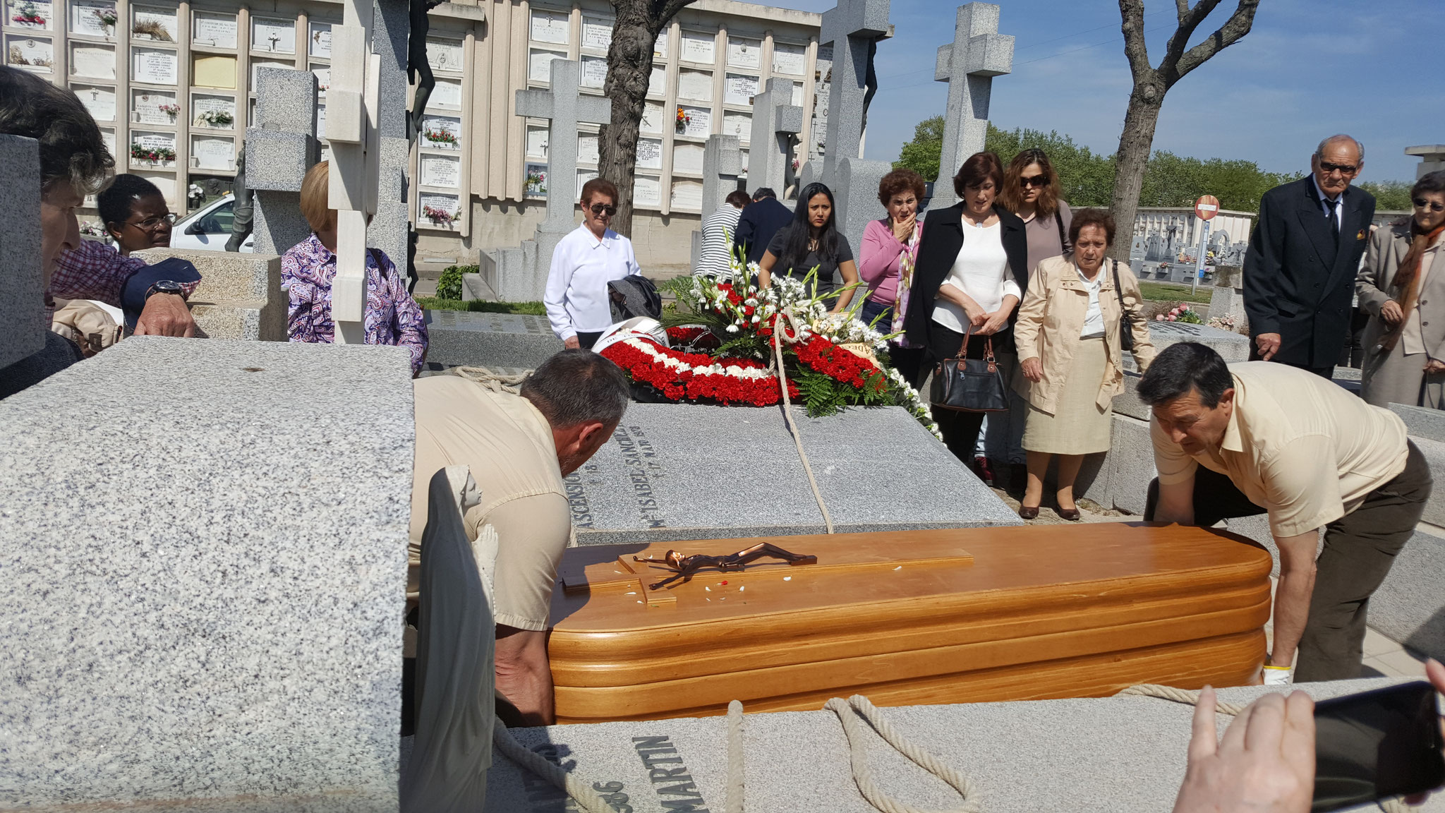 “No ocultamos nuestro miedo a la muerte, pero Tú nos esperas al final del camino. Tú, que resucitaste a Jesús, eres la esperanza de nuestra resurrección”. 