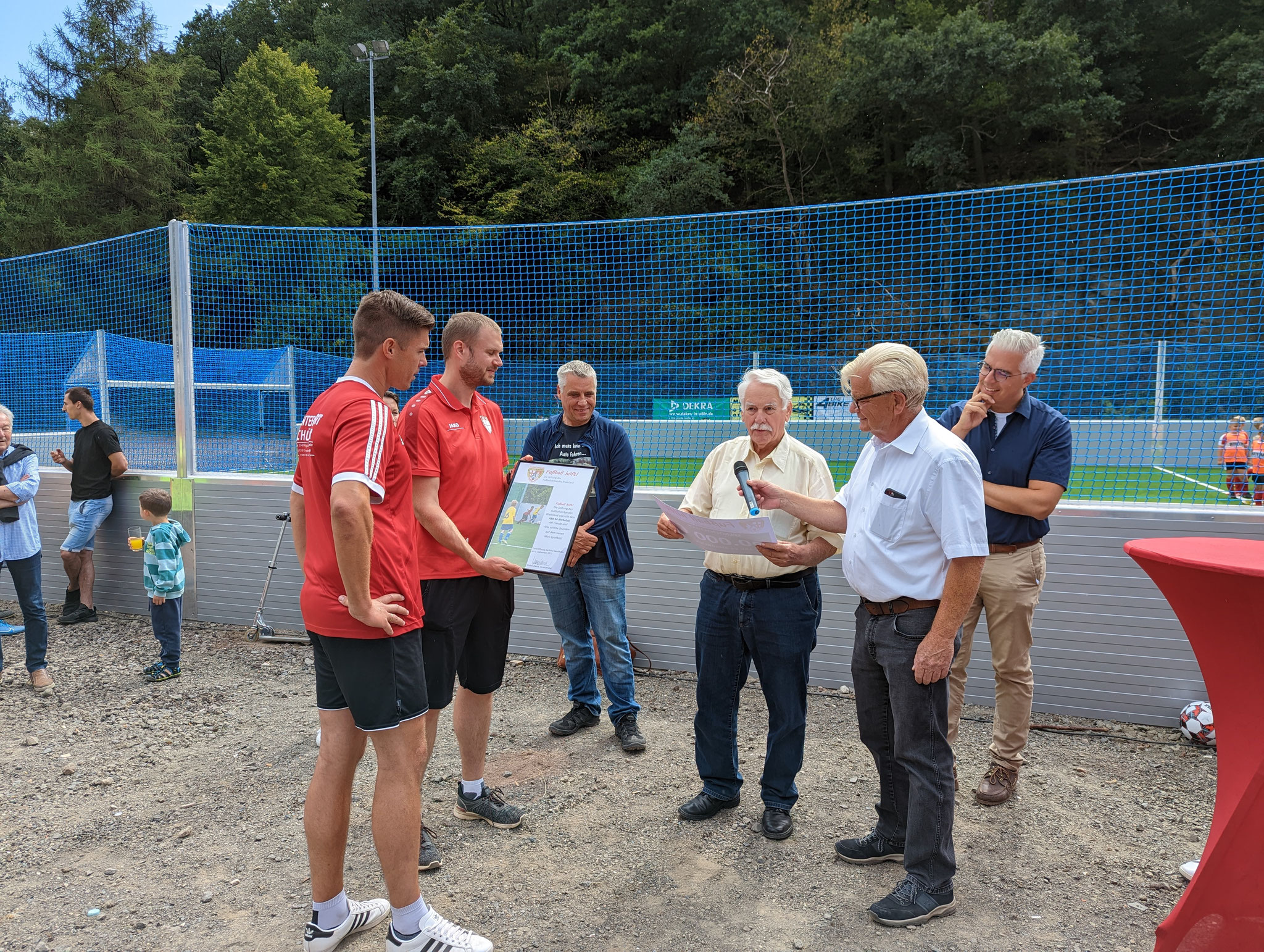 Mit Unterstützung der FVR-Stiftung: Neu gebaute Mini-Spielfelder im