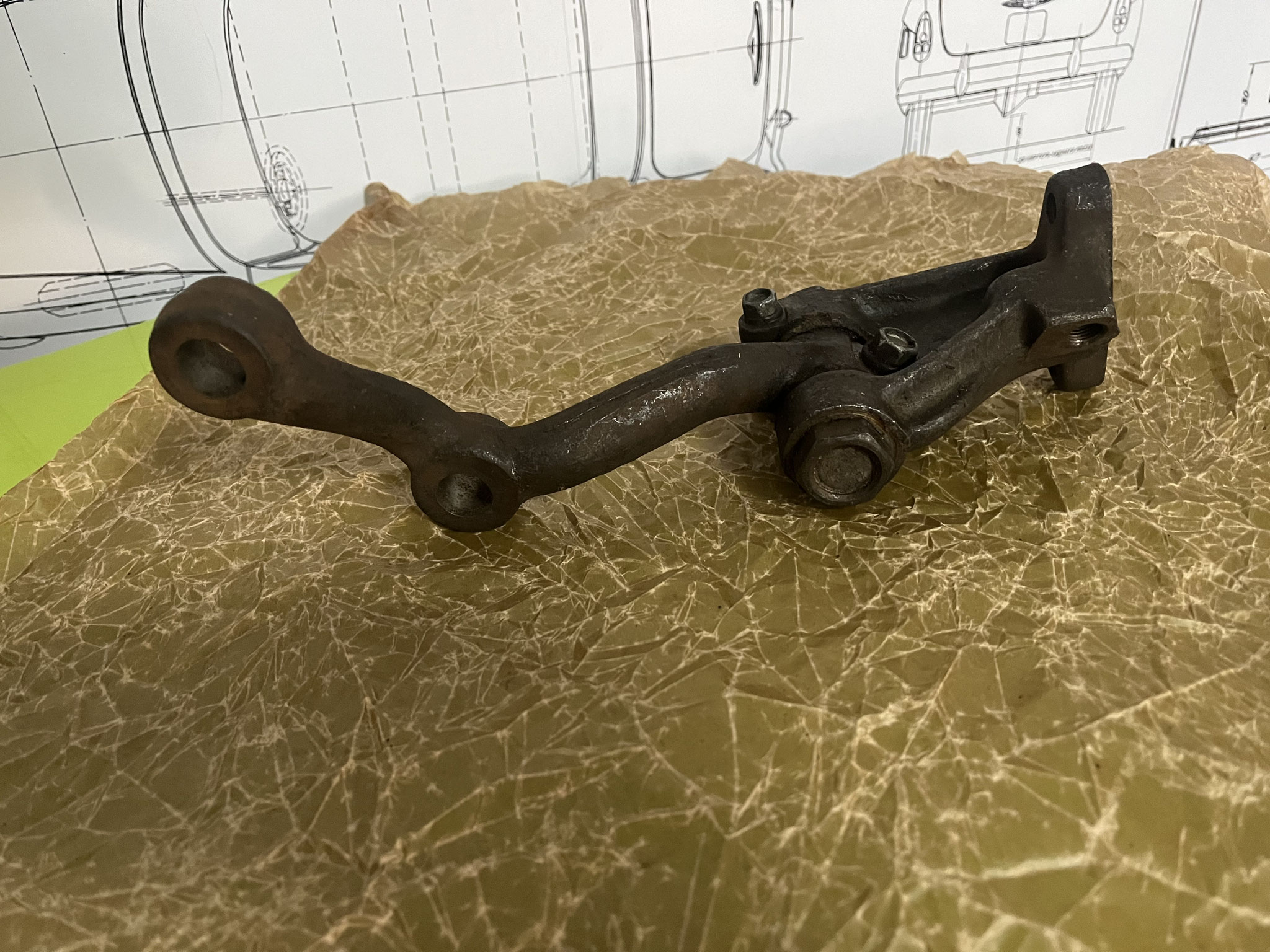 21-3003080-Б Umlenkhebel für Spurstangen Lenkung GAZ 21 Wolga. Steering idler lever arm GAS M21 Volga. Рычаг маятниковый рулевой трапеции с кронштейном в сборе ретроавтомобиля ГАЗ М21 Волга.