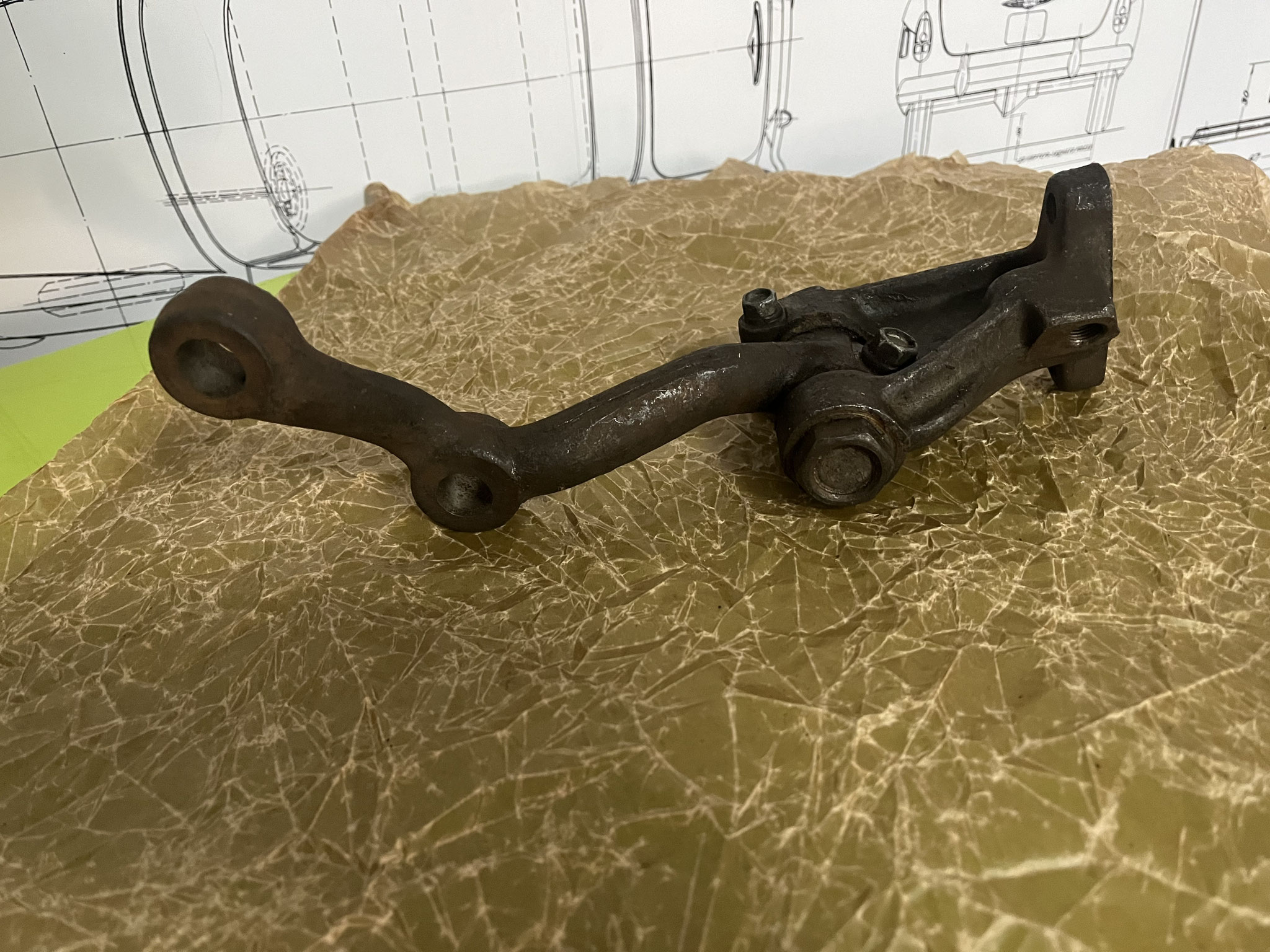 21-3003080-Б Umlenkhebel für Spurstangen Lenkung GAZ 21 Wolga. Steering idler lever arm GAS M21 Volga. Рычаг маятниковый рулевой трапеции с кронштейном в сборе ретроавтомобиля ГАЗ М21 Волга.