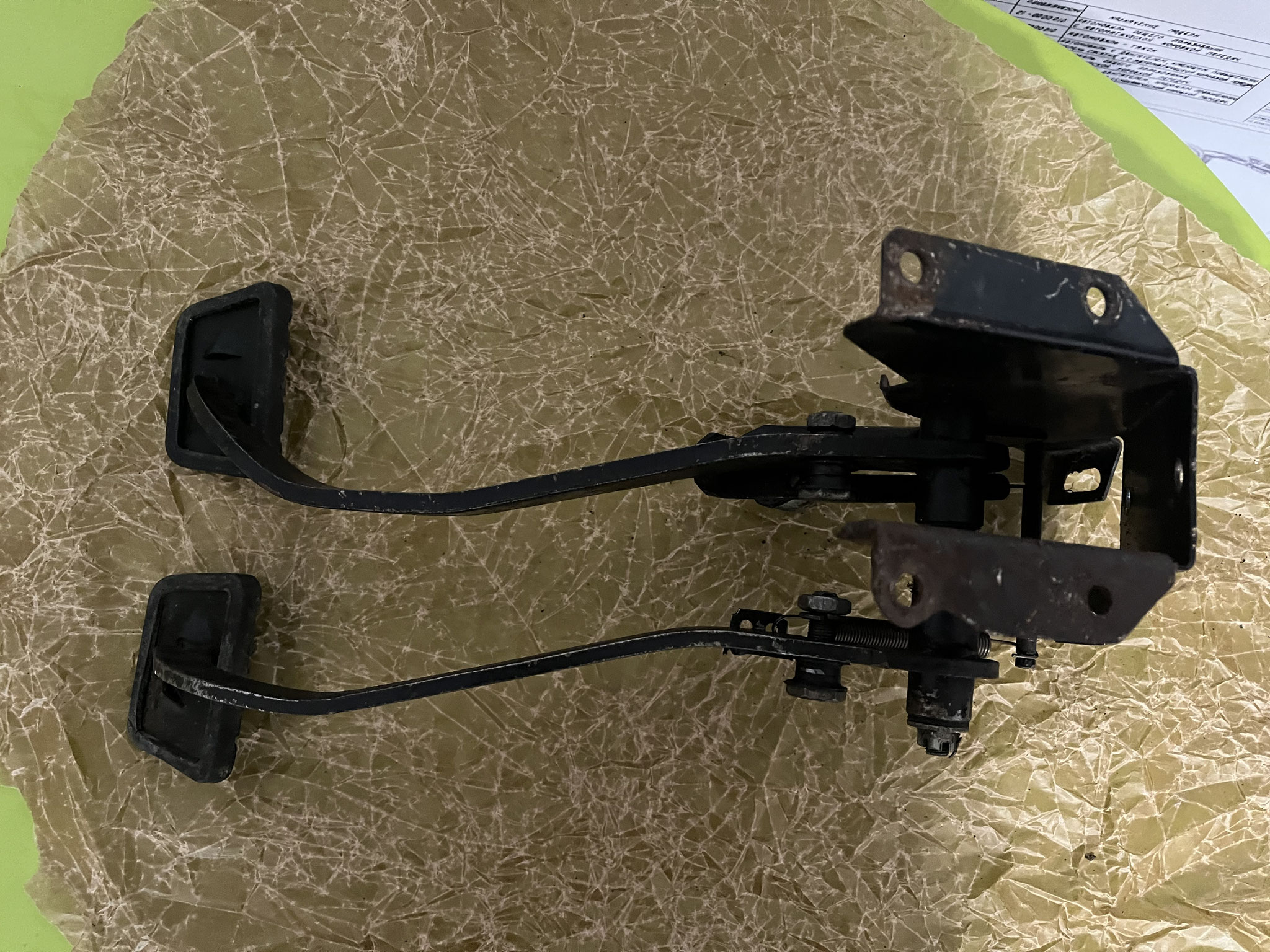 24-3504007-11 Pedalbock GAZ 2410 Wolga. Pedal box GAS 24-10 Volga. Педали тормоза и сцепления с кронштейном в сборе ГАЗ-24-10 Волга.