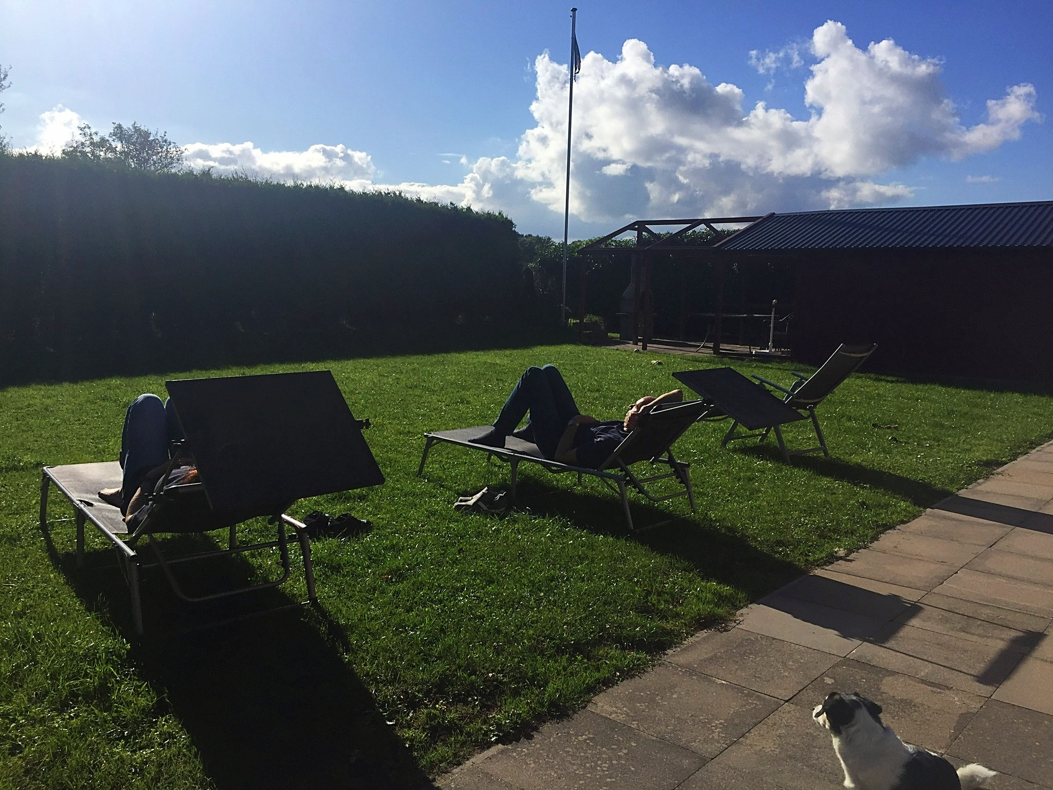 Sonnenliegen und Strandkorb auf dem Grundstück
