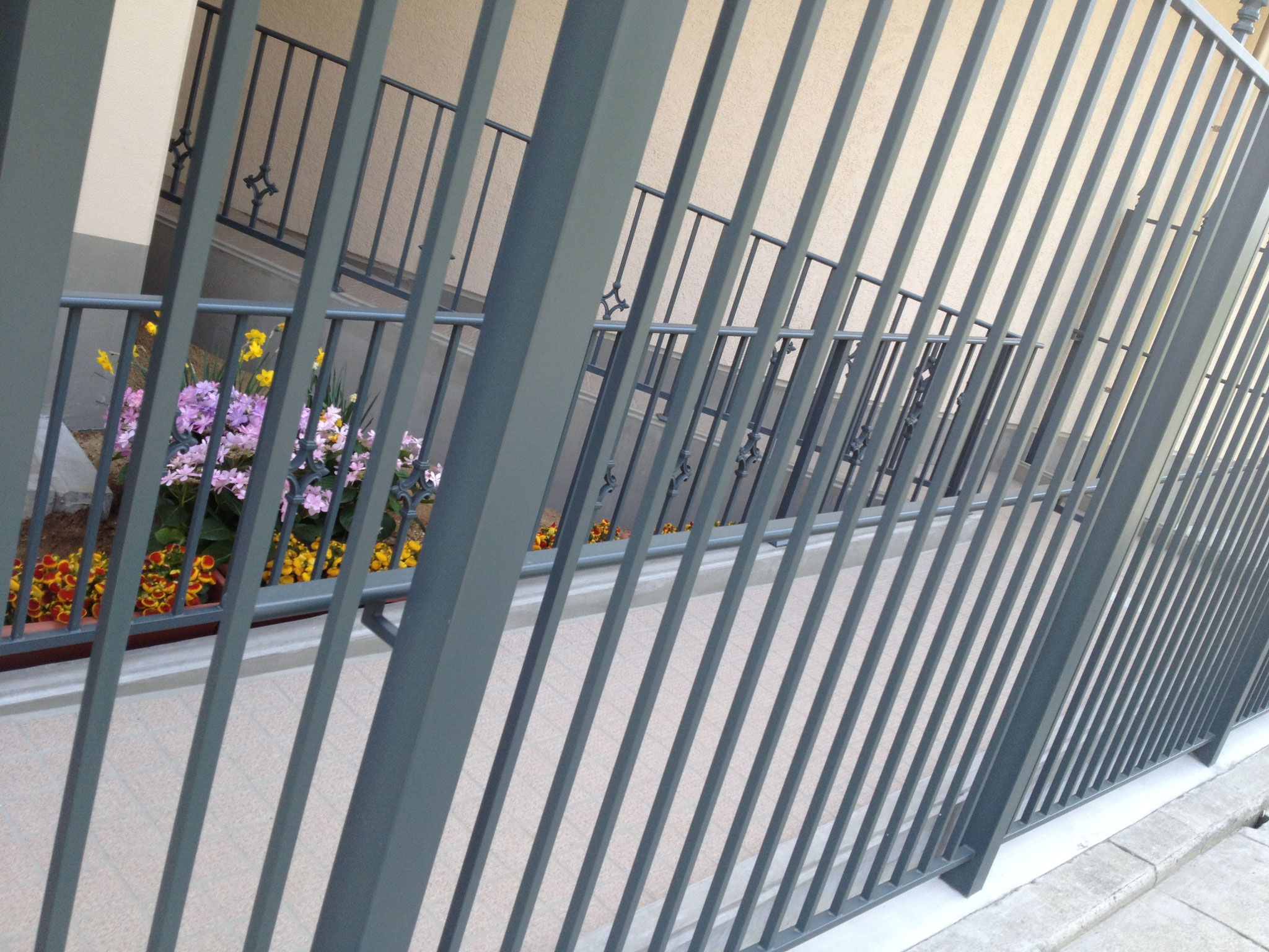 保育園 フェンス持ち出し手摺（大阪府堺市）