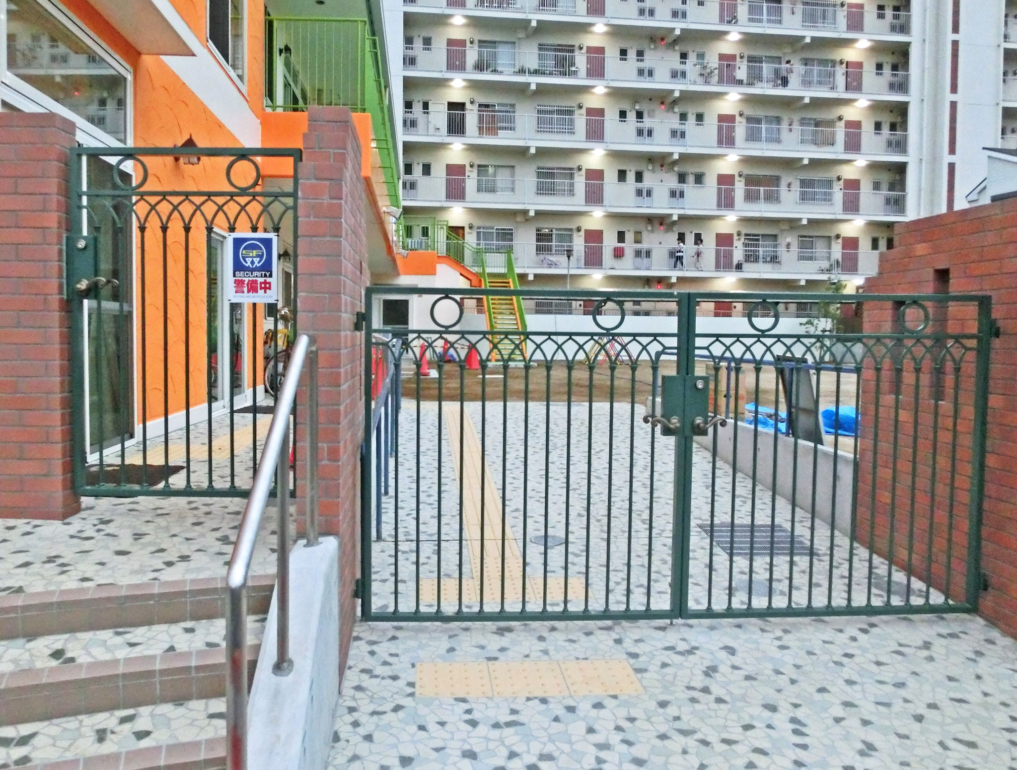保育園 門扉全体（大阪府大東市）